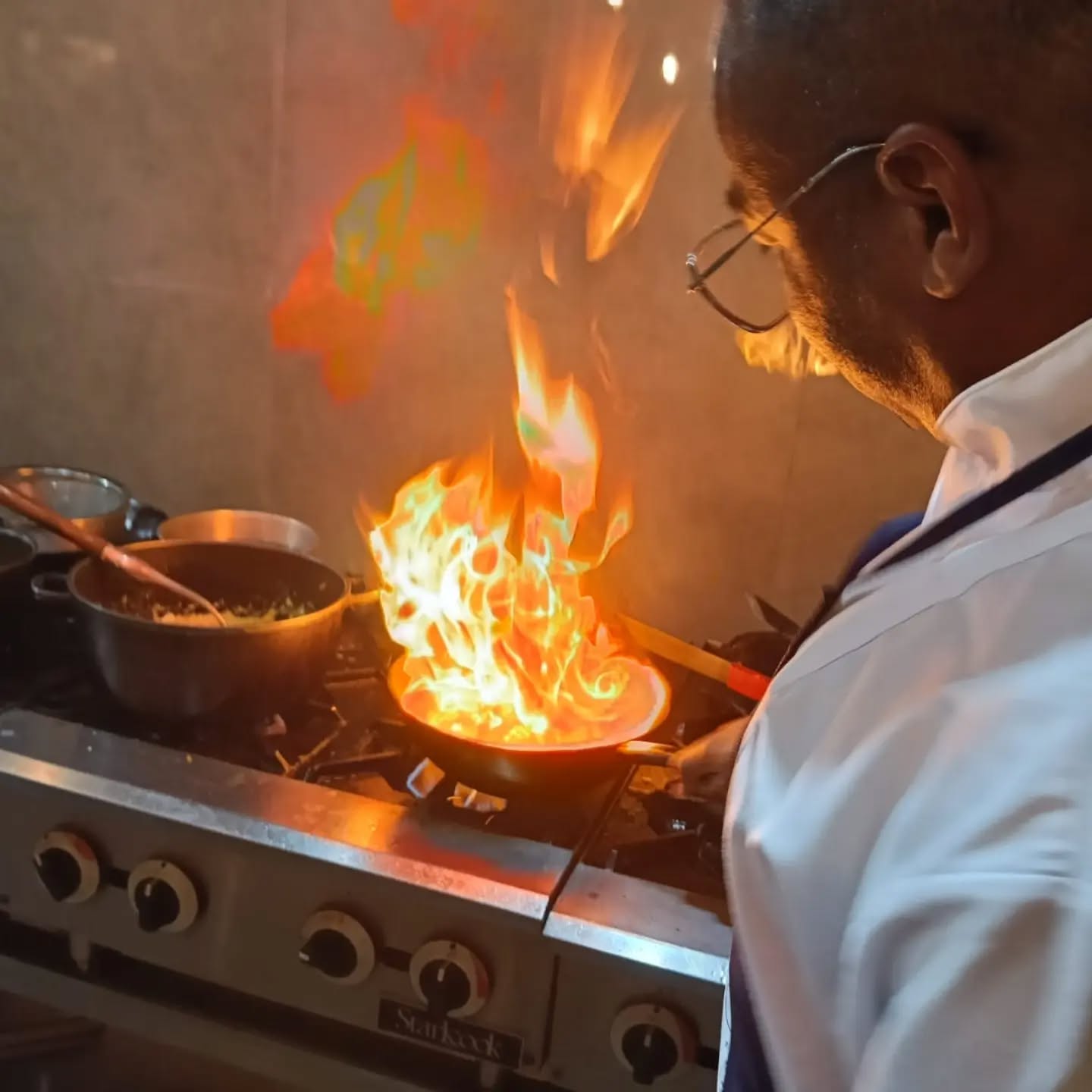 Gracias, chef Juan Ramón, por abrirnos las puertas de tu corazón y de tu cocina. 🇵🇪✨
Con cada plato, nos regalaste la grandeza de la gastronomía peruana y nos hiciste sentir parte de su historia.
A nuestros participantes, gracias por dejarse sorprender, saborear y emocionar con cada bocado.
Esto fue más que una clase: fue un viaje de sabores, memoria y orgullo.
¡Gracias por tanto, chef! 🙏🍽️
#GastronomíaPeruana #ChefJuanRamón #CocinaConAmor #SaboresDePerú #GraciasChef CulinaryExperience FoodLovers