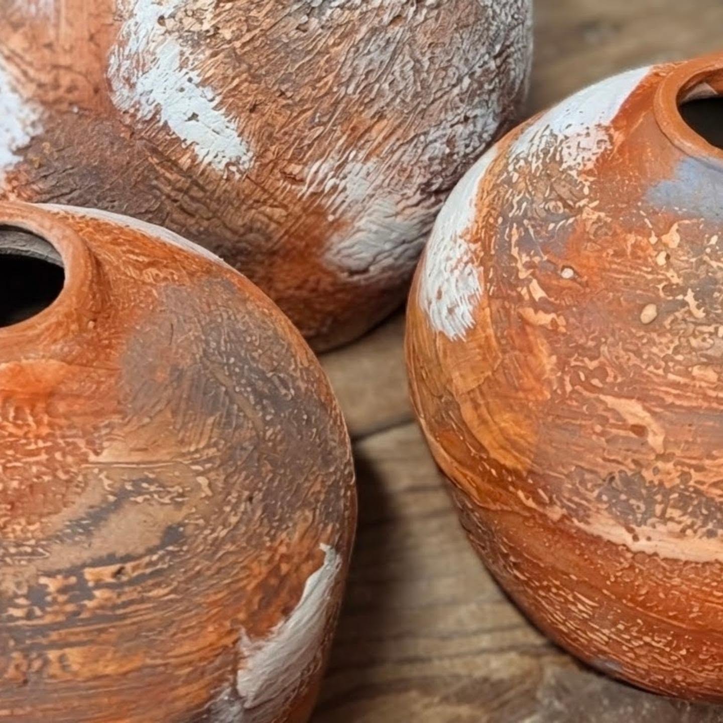 Layer upon layer - texture, slips, stains and glaze. Minerva loaded and now we wait. 🧡
#texturedvessel #texturedceramics #sunshinecoastartists #australianceramics #minimaldecor