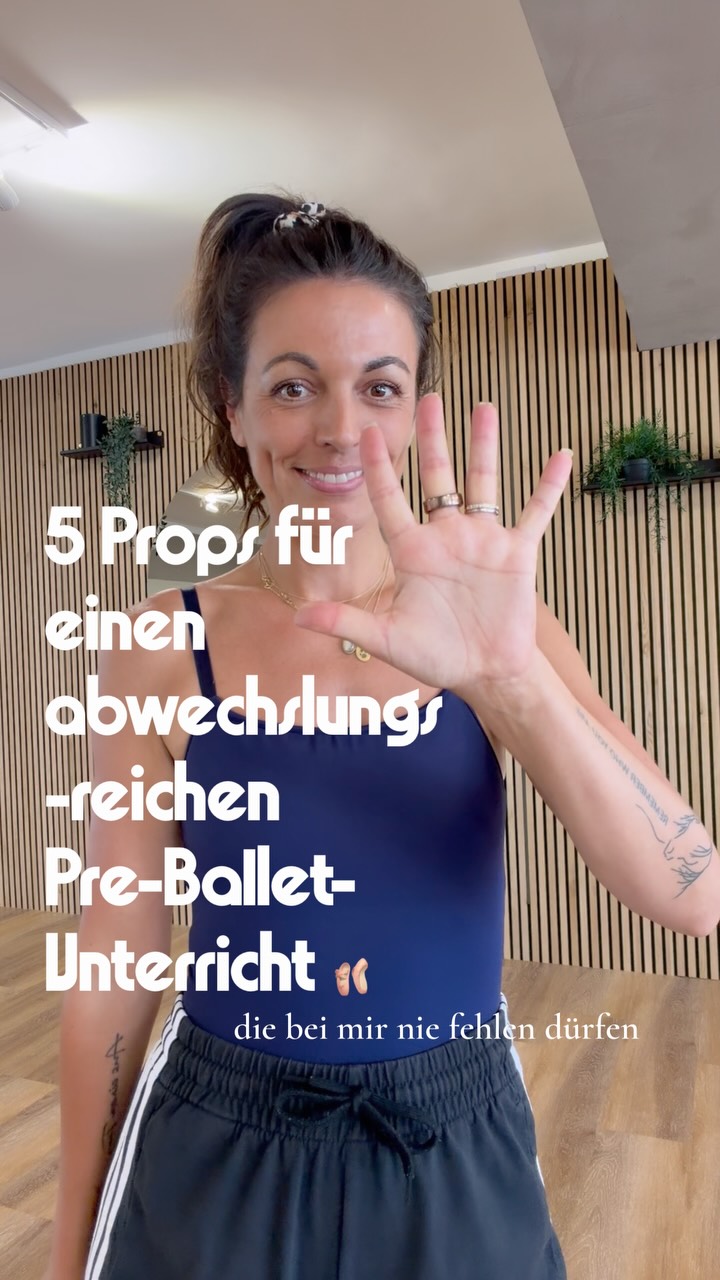 Kreativer, abwechslungsreicher, motivierender und kindgerechter Tanzunterricht?
Das ist mir nicht nur wichtig – es ist zu meinem Credo geworden. 🤍
Ich liebe es, technische und künstlerische Elemente für Kinder anschaulich, spielerisch und fundiert erlebbar zu machen. Dabei können die richtigen Materialien unglaublich viel bewirken.
Meine 5 Must-haves findest du im Reel – gut, es sind 6 geworden. 😅 Aber es gibt einfach so viele tolle Tools, die ich aus meinem Unterricht nicht mehr wegdenken möchte.
Ich habe dir zu jedem ein paar mögliche Einsatzbereiche vorgeschlagen. Aber wie immer gilt: Deine Erfahrung macht deinen Unterricht einzigartig – und deiner Kreativität sind keine Grenzen gesetzt.
Vielleicht ist ja das ein oder andere Tool dabei, das auch deinen Unterricht bereichert. ✨lass es mich gerne in den Kommentaren wissen
Location: @physiogym.at
#props #dance #teacher #auseinemtanz