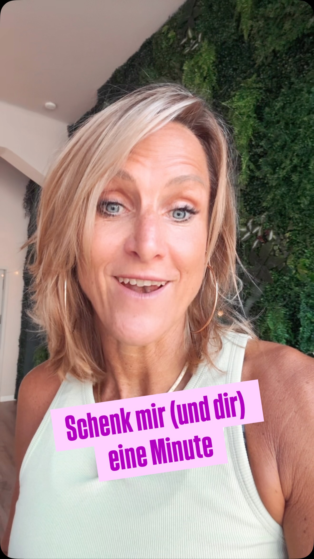 🧘♀️ 1 Minute Achtsamkeit – probierst du es aus?
Achtsamkeit bedeutet nicht, keine Gedanken zu haben. Es bedeutet, zu bemerken, dass Gedanken da sind. 🤍
⏱️ So geht’s:
Stell dir einen Timer auf 1 Minute und wähle ein Geräusch in deiner Umgebung.
Das kann eine Klangschale sein, Vogelgezwitscher, Regen, das Ticken einer Uhr oder einfach ein Geräusch, das gerade zufällig auftaucht.
Schließe, wenn es sich gut anfühlt, die Augen und richte deine Aufmerksamkeit für diese eine Minute ganz auf das Hören.
👉 Woher kommt das Geräusch?
👉 Ist es laut oder leise?
👉 Verändert es sich?
👉 Gibt es zwischendurch Stille?
Und dann passiert wahrscheinlich genau das, was passieren soll:
Deine Gedanken schweifen ab. 😄
Vielleicht denkst du plötzlich an deine Einkaufsliste, den nächsten Termin oder etwas, das gestern passiert ist.
Das ist kein Fehler.
Sobald du bemerkst: „Oh, ich bin gerade mit meinen Gedanken ganz woanders“, hast du bereits Achtsamkeit praktiziert.
Kehre einfach wieder zum Geräusch zurück.
Ohne dich zu ärgern.
Ohne den Gedanken wegzuschieben.
Einfach bemerken – und zurückkommen. 🌿
✨ Achtsamkeit ist nicht Gedankenleere.
Achtsamkeit ist bewusstes Wahrnehmen.
Probier es heute einmal aus. Eine Minute reicht. 🤍
Und wenn du magst: Welches Geräusch hast du gewählt? 👇
Folge mir gern für weitere tolle Tipps & Ideen zum Thema Achtsamkeit - vielleicht auch für deine nächste Yogastunde, falls du Yogalehrerin bist 😉.
Ich freu mich auf dich!
deine Tanja
#achtsamkeit #achtsamkeitsübung #mindfulness yoga yogaimalltag stressabbau entspannung meditation yogainspiration #ichliebeyoga
