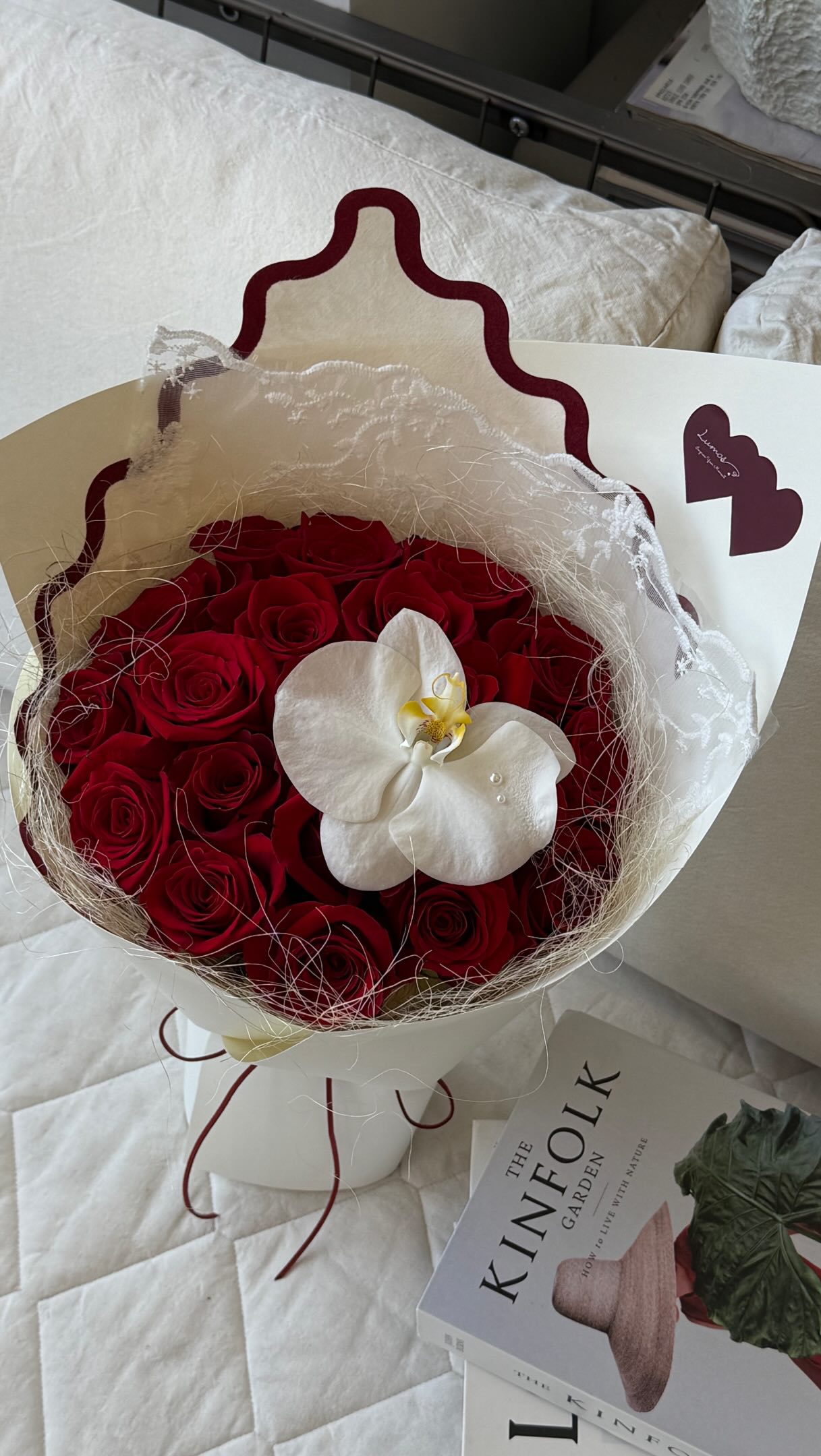 A classic, with a little twist. 🌹
Deep red roses, finished with a single white phalaenopsis orchid.
We kept the wrapping soft and minimal so the contrast between red and white could do all the talking.
Romantic, sculptural, and quietly dramatic.
Designed in Toronto. 🤍
#TorontoFlowers #TorontoFloralDesigner #LuxuryFlorals #RoseBouquet#TorontoSmallBusiness