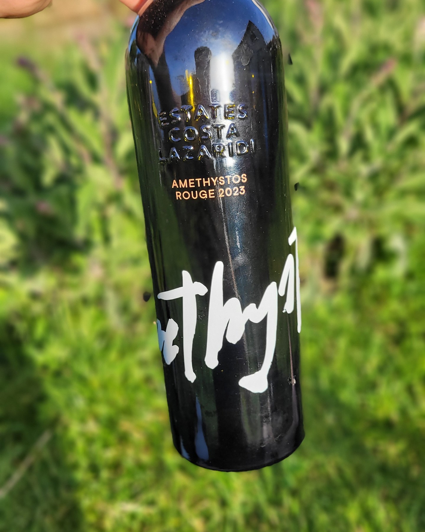 The best Amethystos I've had – and it's under 20 euros
Domaine Costa Lazaridi Amethystos Rouge 2023 – PGI Drama, Macedonia | 93/100 🍷
The Amethystos Rouge is the oldest red label at @estates_costa_lazaridi in Drama, a Bordeaux blend of 70% Cabernet Sauvignon, 20% Merlot and 10% Agiorgitiko whose reds have had Michel Rolland consulting for years. It's named after the amethyst, the stone antiquity believed could ward off drunkenness. Under twenty euros, it's a reliable, widely available bottle I keep following: I had the 2018 and the 2015 in 2021, three and six years on, at 89 and 91.
2023 was a good year in Macedonia (going by the Xinomavro up in the northwest, at least – only a rough guide for the Bordeaux grapes down in Drama), so I was curious where this would land. It surprised me. Raspberry, blackberry, blueberry and a whisper of juniper on the nose, and none of the heavy vanilla that smothered some older vintages. On the palate it fills the whole mouth at once: berry, a touch of ink, that roasted green-pepper streak Cabernet loves to bring, and 14% alcohol held in nice balance by the acidity.
The flow runs long, though the grand unfolding of complexity never quite arrives – it sates rather than fans out, which is exactly what makes it so easy to drink, even for people who usually dodge big, heavy reds. For me this is the best Amethystos I've had, and remarkable for the vintage and the price. 93 points.
More in our database of more than 500 Greek wines at griechische-weine.info.
Send this to the friend who swears they don't drink big, heavy reds.
#GreekWine #WinesOfGreece #Drama #CabernetSauvignon #BordeauxBlend