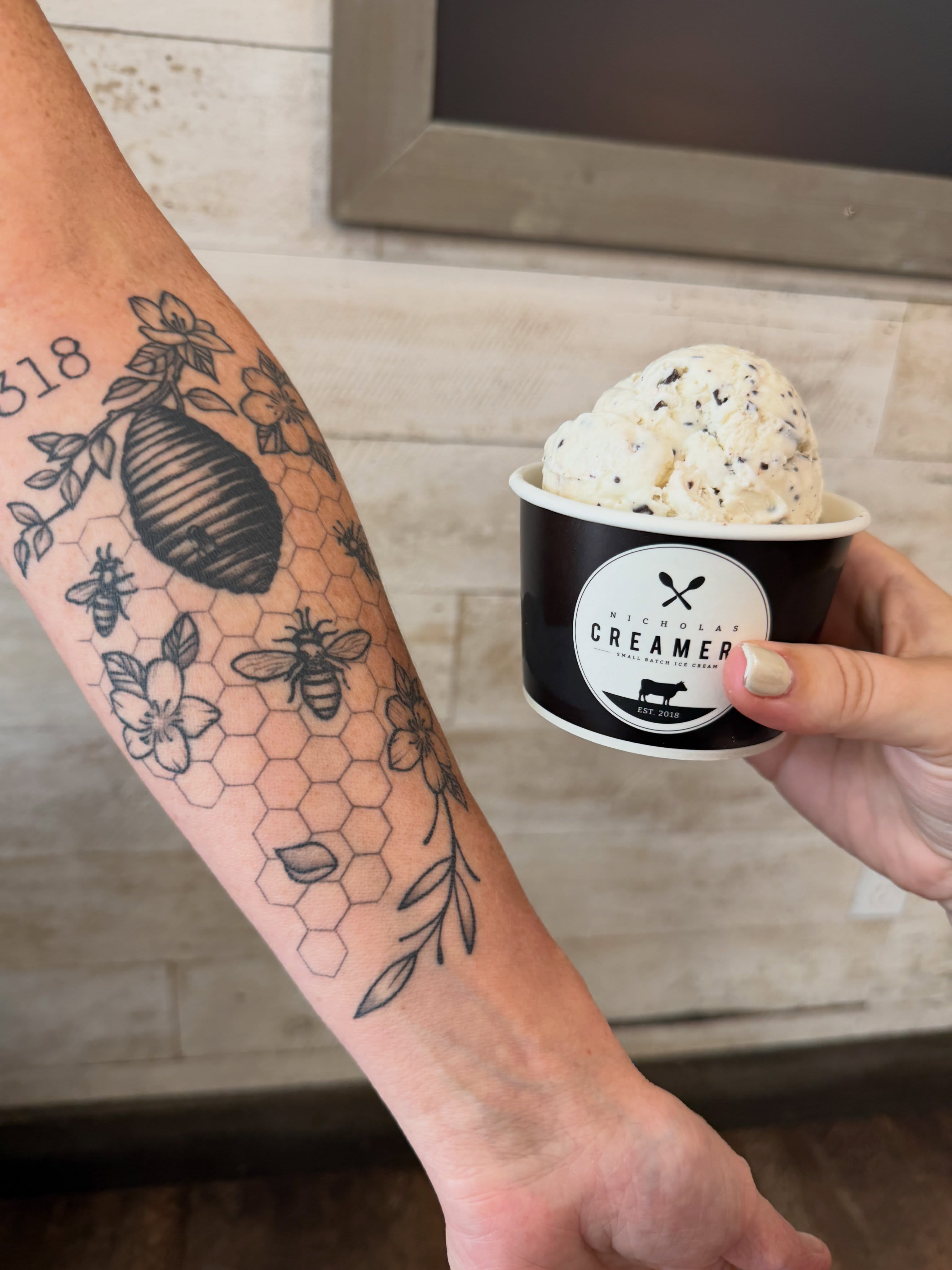 When your love of honey runs skin deep… there’s really only one flavor to order. 🐝
THE BUZZ 🍯
Our sweet cream ice cream buzzing with honey + chocolate-covered honeycomb.
Tattoo not required. 😉🍦
#nicholascreamery #tatoo #jerseyshore #nj