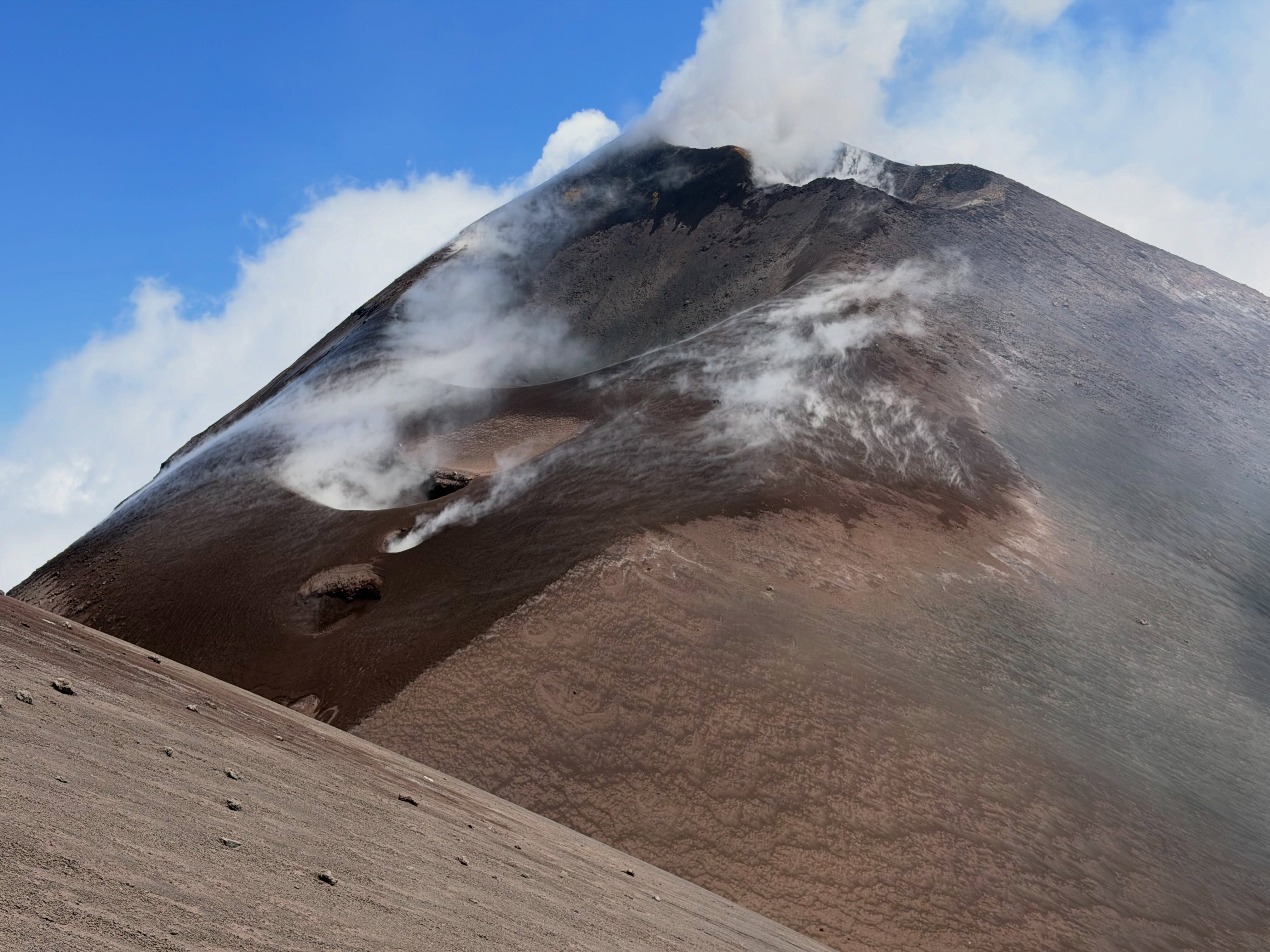 #Etna Central Craters • 🌋🫶 Raggiungere i crateri in cima ad uno dei vulcani piu attivi al mondo.. è sempre stato il sogno di tanti viaggiatori e visitatori di questa terra sicula, gia da prima del Gran tour nel ‘700! Un luogo che trasmette un’energia incredibile.. energia che si converte in tensione e rispetto verso questo luogo sacro.. ma è nella meraviglia del viverlo e nello stupore degli occhi che si imprime il sorriso ed un ricordo che non andrà mai via!❤️ #illavoropiubellodelmondo #sicilia #guidevulcanologichesicilia #volcanoes
👉Info/Prenota
🌍 https://www.etnative.com/etna-cratere-centrale
☎️ wa.me/etnative o +393780861560
📧 etnativo@yahoo.it