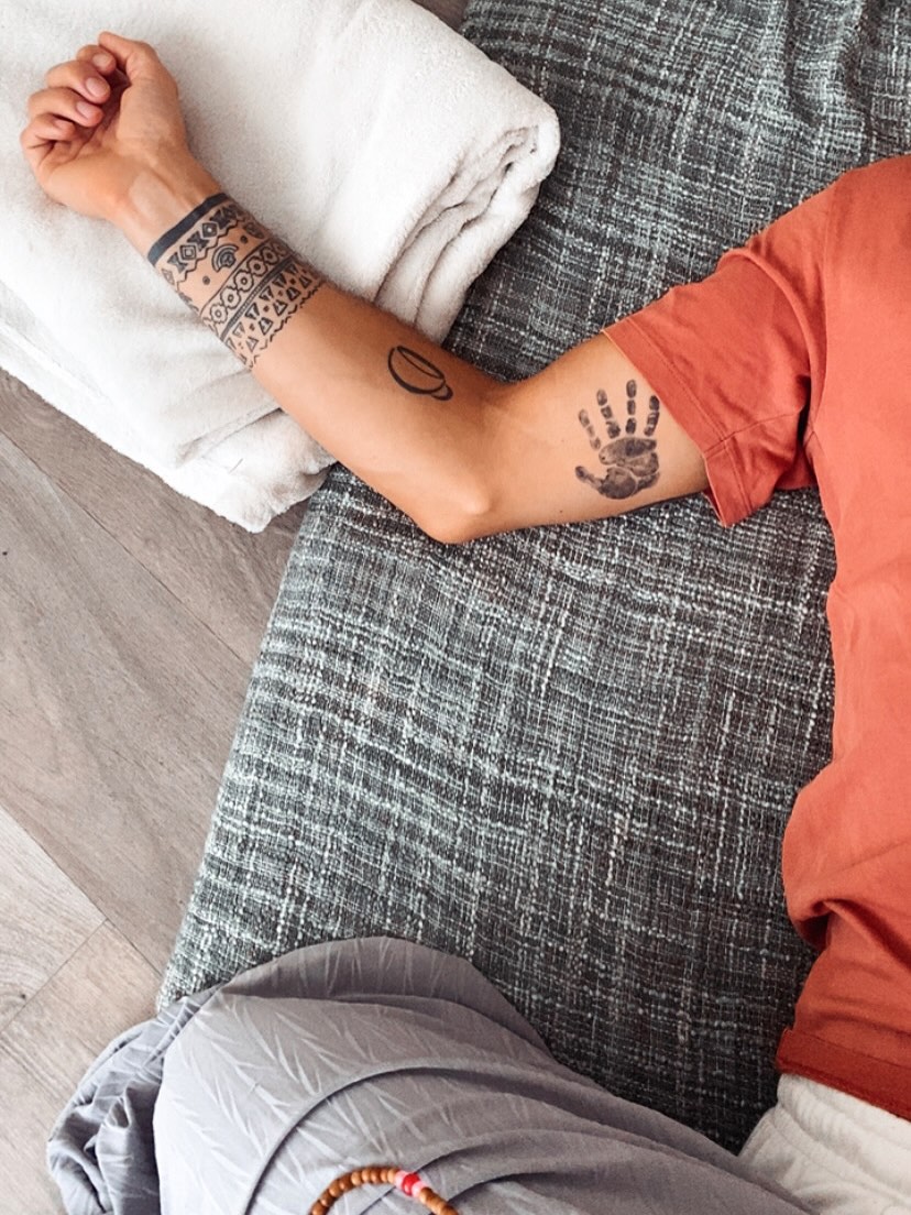 • MASSER DES AMOUREUX •
Ils célèbrent leur amour ce week-end…
C’est de l’impatience, de la joie et aussi beaucoup de choses à faire et penser.
Quel bonheur d’avoir pu leur offrir à chacun un massage thaï comme un espace de ressourcement et de détente profonde avant le jour J.
Merci pour votre confiance @melanie.pelissier et @sebaotea 🙏🏼✨
Plein d’amour sur vous ❤️
Et vive les mariés !!!