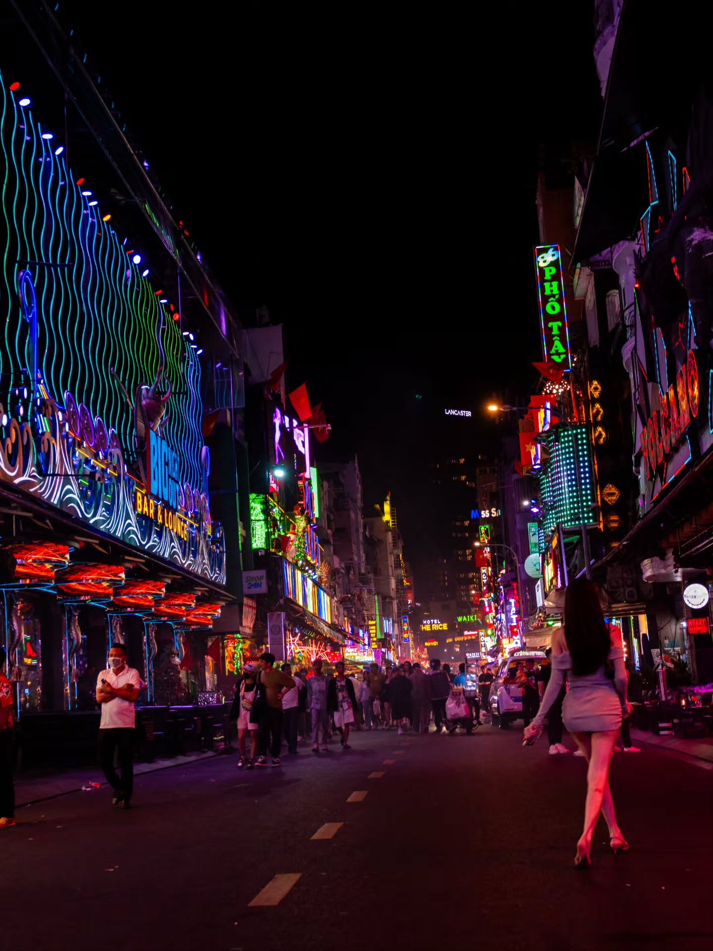 The night life in Ho Chi Minh✨️🌌 with un destello de luces, humedad, beers, cigarrillos, the ladys, un poco de la misma night vida que se ve en las ciudades grandes en las que I was en Asia 🌃