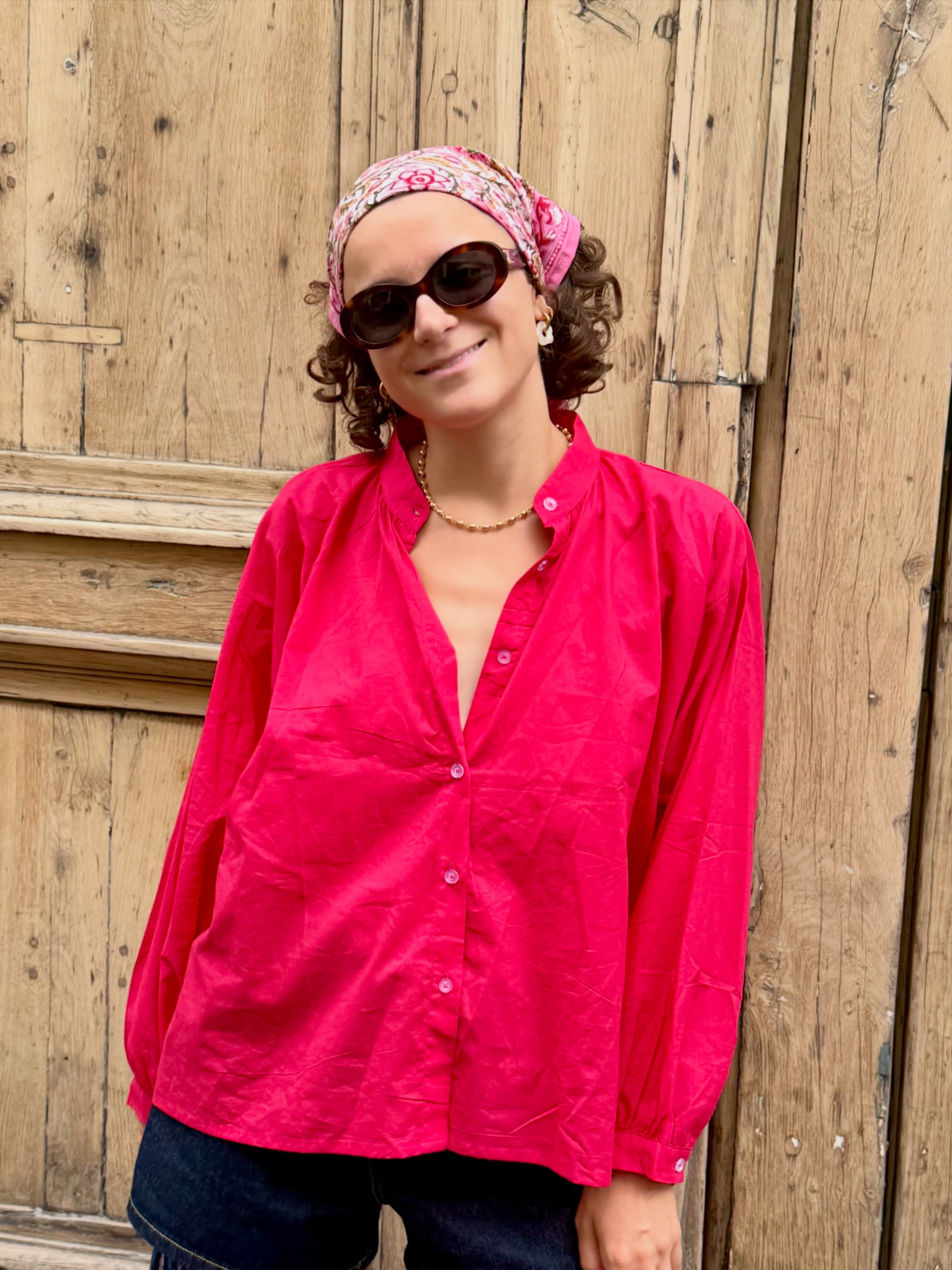 Voir la vie en fuchsia 💗
Une touche de couleur, et tout change : bonne mine, bonne humeur, énergie retrouvée !
Notre chemise en coton fuchsia est là pour réveiller les journées un peu trop grises. 🌸
À porter sans modération.
Shopping à la boutique du @domainedescloshotel ouvert 7/7 de 9h à 13h et 14h30 à 20h
Ou sur l’e-shop. Lien dans la bio
#ObjetsDesClos #ChemiseFuchsia #Couleur #ModeColorée #MadeInIndia