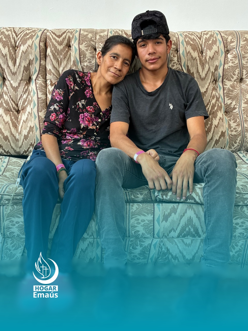 Un recordatorio para no perder la esperanza 🙌🏻 💫
María Salud de 40 años de edad, originaria de Zitácuaro, Michoacán viaja alrededor de 4 horas hasta Morelia para acudir a su tratamiento médico tras la detección de cáncer cérvicouterino en etapa 3 e insuficiencia renal. 🩺
María tiene grandes motivos para recuperarse ya que en casa la esperan su mamá, siete hijos y una nieta. Toda una vida por delante llena de seres que la aman. 🏠
Desde el mes de marzo de 2026 María comenzó esta lucha a la que no se ha enfrentado sola. En esta ocasión su hijo Guillermo fue quien la acompañó en este viaje semanal, pero esto es solo una muestra del gran amor y esfuerzo que su círculo de apoyo ha hecho durante este episodio. 👩👦👦
Desde el inicio, #HogarEmaús ha sido parte crucial en el proceso de María otorgándole a ella y a su acompañante un espacio digno donde puede recuperarse pero sobre todo sentirse respaldada. Ella misma reconoció que más allá de los servicios que le ofrece su estancia aquí, la empatía, el apoyo emocional y psicológico por parte de los colaboradores ha sido crucial para tomar fuerza y continuar. 💙🫱🏻🫲🏼
María reconoció que la noticia de un diagnóstico de este tipo la tomó por sorpresa pero tras meses recorridos en su lucha entre radioterapias, consultas y chequeo semanal por el tema de sus riñones aseguró que el recordatorio más importante es no perder la esperanza. ✨
Muchas gracias a nuestros bienhechores, voluntarios y colaboradores por seguir transformando su solidaridad en un hogar digno para quienes más lo necesitan. 🙏🏻
#HogarEmaús #escuestióndehumanidad #bosquecuauhtémoc #Morelia #cáncercervicouterino #insuficenciarenal