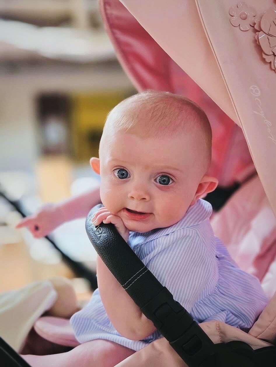 Même pas 5 mois et déjà une vraie tornade ! 🌪️
Notre petit firecracker 💥❤️
Curieuse, pleine d’énergie et toujours prête à partir à l’aventure…✨
*****************************************
#princesseelisabethdorleans #princecharlesphilippedorleans #princessenaomidorleans #familleroyaledefrance