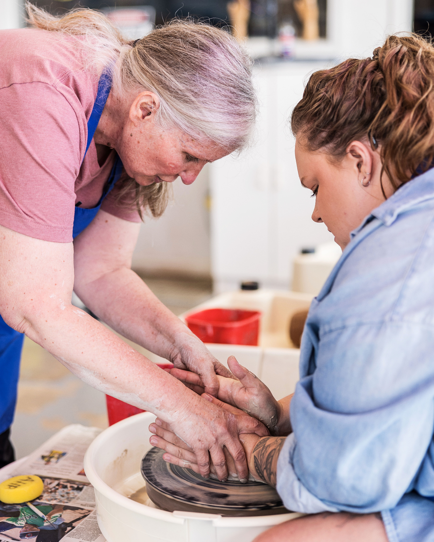 Sometimes learning pottery means having someone quite literally show you where your hands need to go.
A little guidance, a few adjustments, and eventually that moment when it starts to click. Thatās what classes are for. You donāt have to walk in knowing what youāre doing. You just have to be willing to learn.
Weāll help with the rest.