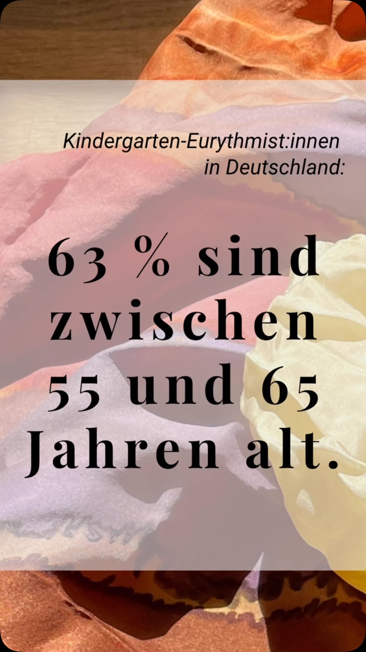63 % der Kindergarten-Eurythmist:innen in Deutschland sind zwischen 55 und 65 Jahren alt. Nur 9 % sind zwischen 25 und 40. Unter 25 Jahren: niemand.
Diese Zahlen sind kein Bauchgefühl, sondern stammen aus einer 2021 durchgeführten Befragung von EUKI (Eurythmie im Kindergarten) im Berufsverband Eurythmie e.V. – 243 von 581 Waldorfkindergärten in Deutschland haben daran teilgenommen.
Fast alle befragten Kindergärten (95 %) bieten wöchentlich Eurythmie an.
Fast die Hälfte der Eurythmist:innen arbeitet schon über zehn Jahre in ihrem Kindergarten, viele über zwanzig. Das zeigt eine tiefe Verbundenheit mit dieser Arbeit – und gleichzeitig eine Generation, die in absehbarer Zeit in den Ruhestand geht.
Die Frage, die daraus entsteht, ist keine kleine: Wer trägt die Kindergarten-Eurythmie weiter, wenn diese Generation nicht mehr da ist?
Wir teilen diese Zahlen nicht, um zu beunruhigen, sondern weil aus genau dieser Erkenntnis inzwischen etwas Konkretes entstanden ist. In den nächsten Tagen nehmen wir euch mit: was die Befragung noch zeigt – und welche Antwort mittlerweile existiert.
EURYTHMIE · KINDERGARTENEURYTHMIE · BERUFSBIOGRAFIE · FORSCHENDEHALTUNG · GEMEINSCHAFT · ZUKUNFTDEREURYTHMIE