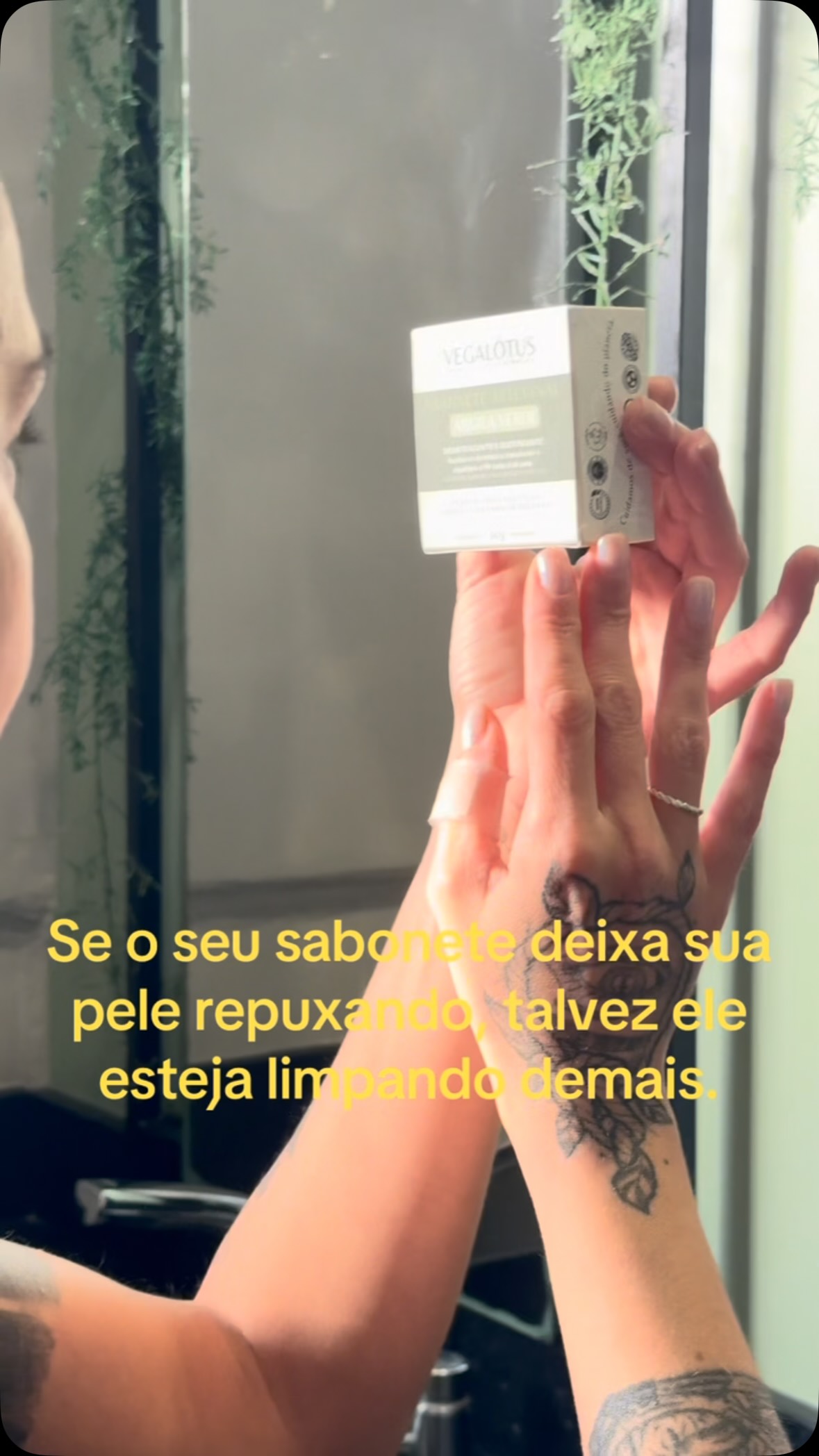 Aquela sensação de pele “esticada” depois do banho pode parecer sinal de limpeza, mas não deveria ser o objetivo.
Limpar a pele também é respeitar a sua barreira.
E foi pensando nisso que criamos nossos sabonetes: fórmulas que limpam sem transformar o cuidado em agressão.
Na Semana do Cliente, alguns dos nossos sabonetes favoritos estão com condições especiais.
Mas antes de comprar, salva esse vídeo para lembrar: pele limpa não precisa ser pele desconfortável.