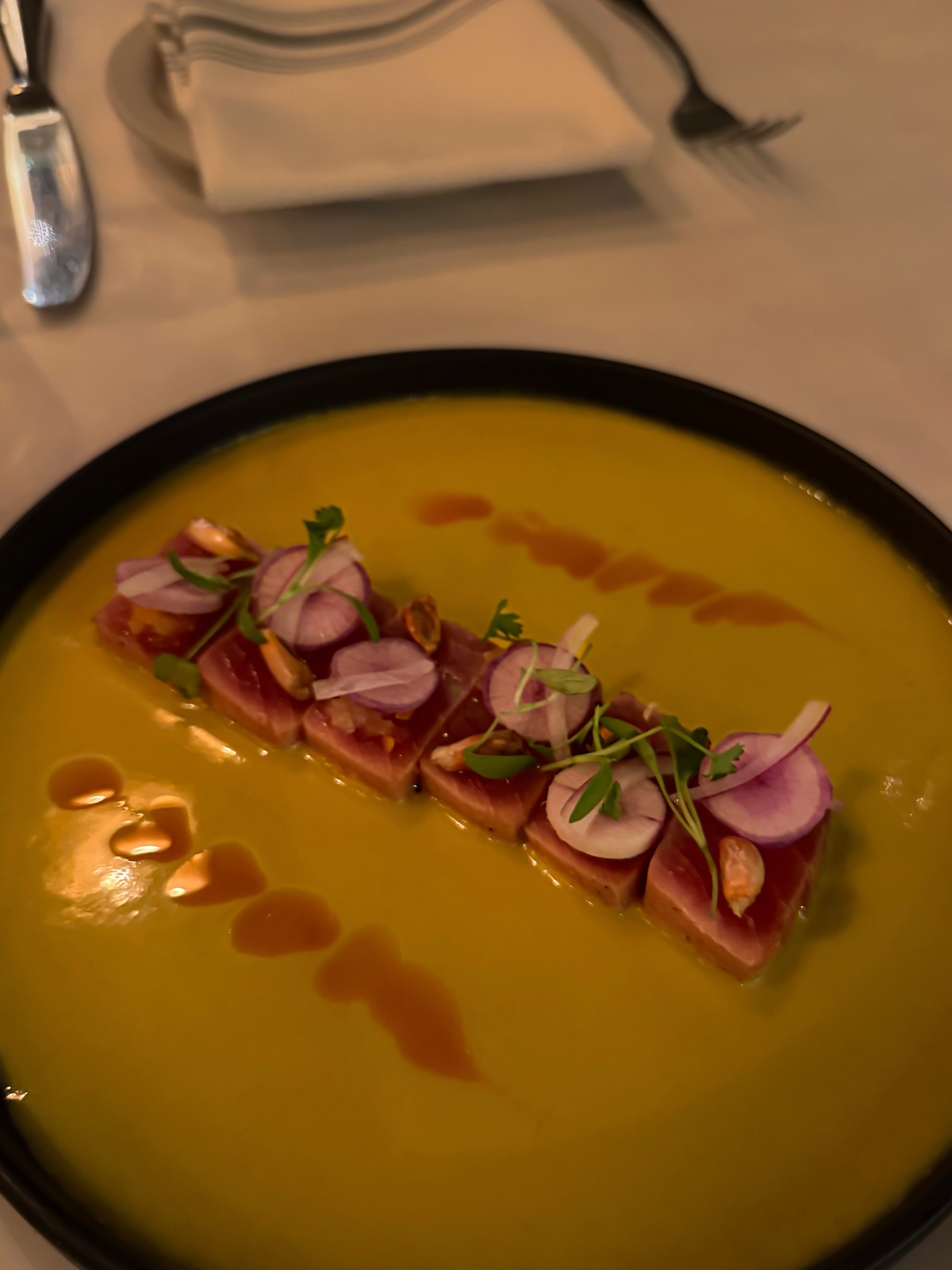 Yellowfin tuna with ají amarillo crema, yuzu oil, radish & ginger chalaca, all in one perfect bite ✨
#nolafoodie #tiradito #tuna #neworleans #baru