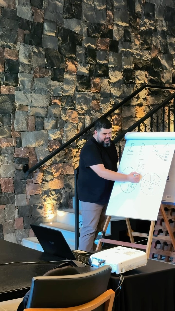 A experiência de aprendizado também faz parte do desenvolvimento de quem lidera.
No Executive Program, os encontros acontecem na Casa di Pasto Família Salton, em Bento Gonçalves, um ambiente pensado para empresários, executivos e sucessores ampliarem perspectivas e refletirem com profundidade sobre gestão, estratégia e liderança.
A experiência vai além da sala de aula. Professores de referência nacional, materiais exclusivos, momentos de troca e uma dinâmica estruturada para conciliar desenvolvimento e os desafios da gestão do negócio fazem parte de cada encontro.
Mais de 90 empresas já passaram por essa experiência.
As inscrições para a turma de 2027 do Executive Program já estão abertas. Faça parte da próxima turma.
Árete Escola de Negócios
A comunidade de líderes e legados do Brasil.
#liderança #estratégia #gestão #tomadadedecisão