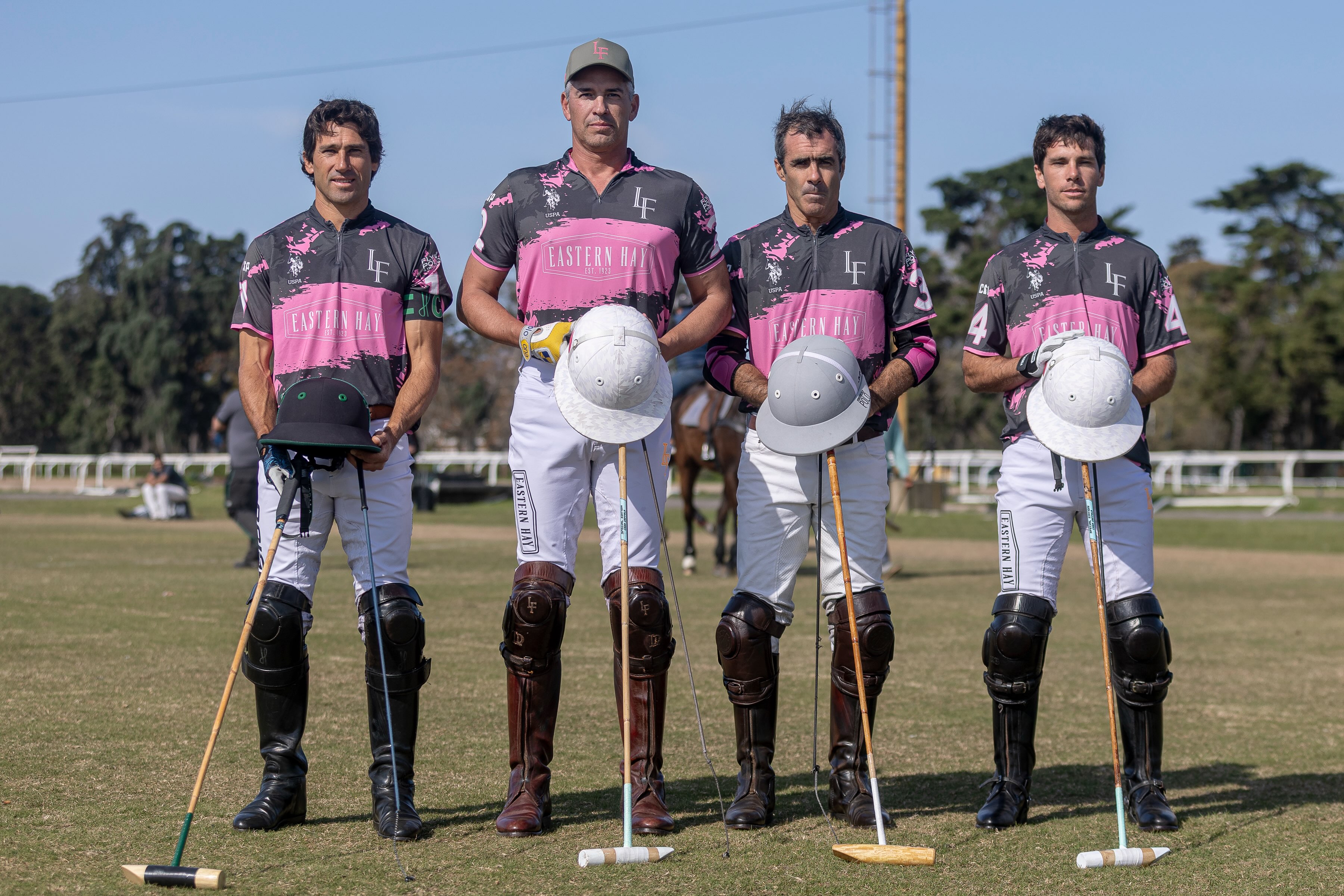 🏆 Les presentamos a los equipos que están participando del 61º Abierto del Jockey Club Copa Eminent
•LA FE: Hilario Ulloa, Louis Devaleix, Juan Martín Nero & Roberto Bilbao
•LAS MONJITAS: Rufino Bensadon, Lucas Criado (h), Juan Britos & Jerónimo Del Carril
•LA NATIVIDAD LA DOLFINA: Camilo Castagnola, Adolfo Cambiaso (n), Bartolomé Castagnola (h) & Bartolomé Castagnola
•DON ERCOLE: Facundo Cruz Llosa, Kristos Magrini, Pedro Zacharias & Felipe Vercellino
•LA IRENITA: Paco De Narváez, Lucas Monteverde (n), Beltrán Laulhé & Matías Mac Donough (h)
📸 @matcallejo