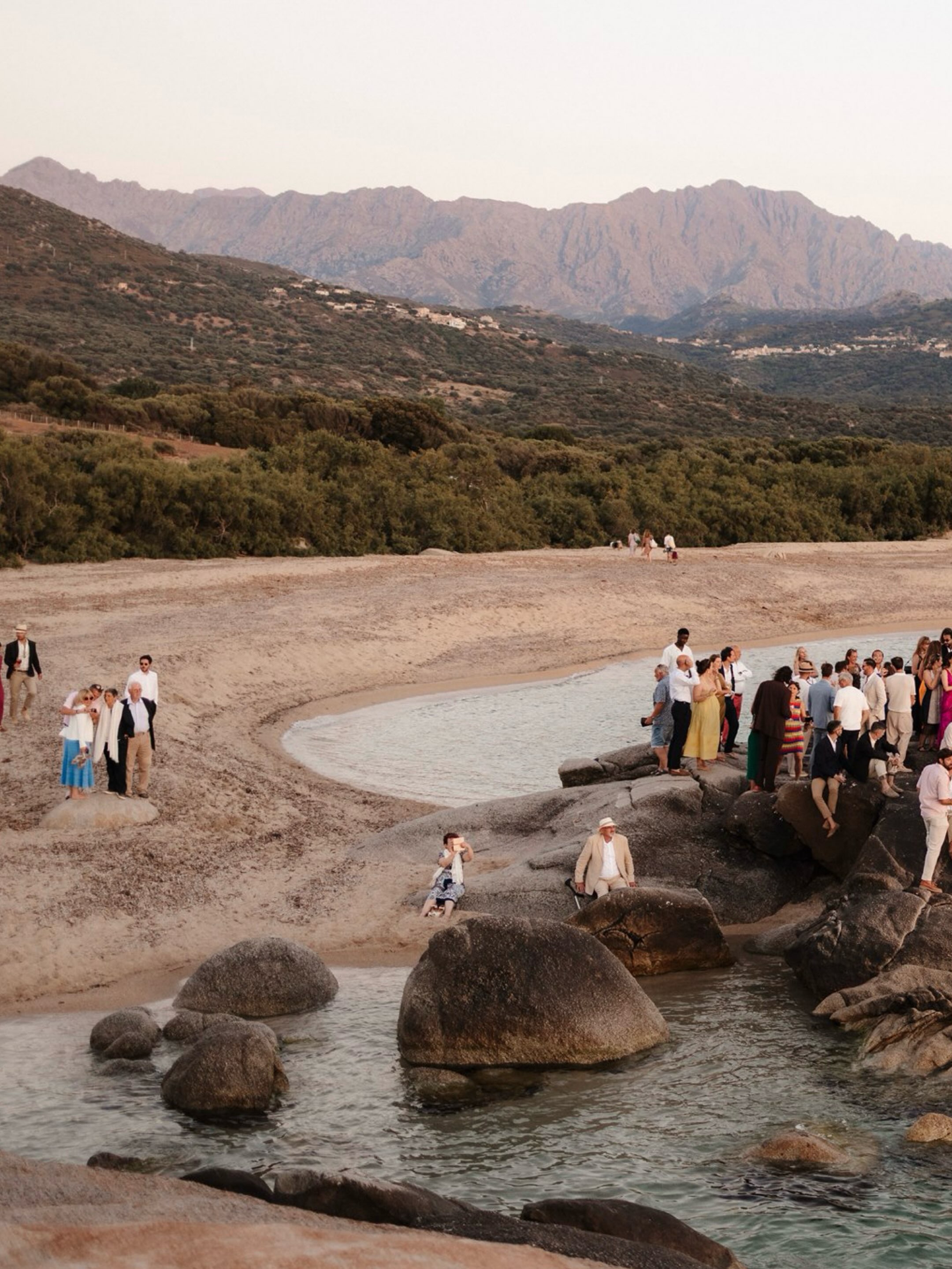 | Corsica dream |
.
.
.
Un couché de soleil inoubliable entourés de ses invités, c’est le moment bonheur qu’avait imaginé mes mariés. Tous sur le même rocher, regarder tous dans la même direction, une coupette à la main, embrasser ce silence doux et cette lumière qui nous câline. C’était magique et inoubliable c’est sur!
.
Et vous, c’est quoi votre moment bonheur ?
.
.
.
Wedding planner / @sandyevents2b
Fleurs/ @francou_fleurs
Lumière/ @marinka_production
Traiteur/ @maison_capirossi
Lieu/ @restaurant_arotta
.
#mariagecorse #corsica #corsicawedding #goldenhour