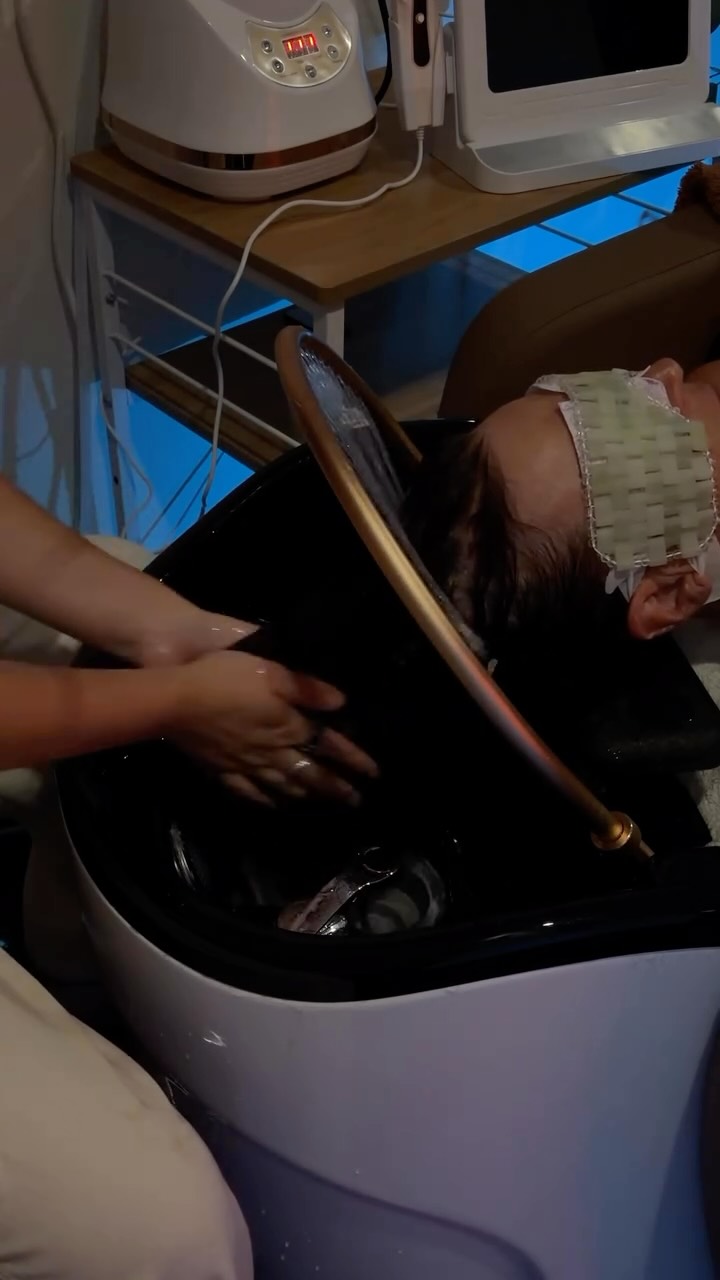 Our new head spa is the perfect place to relax 🌿🫧
Come make your scalp feel brand new! Book your appointment for your next hair wash day 🤭
#renohair #renoheadspa #nevadaheadspa #renohairstylist
