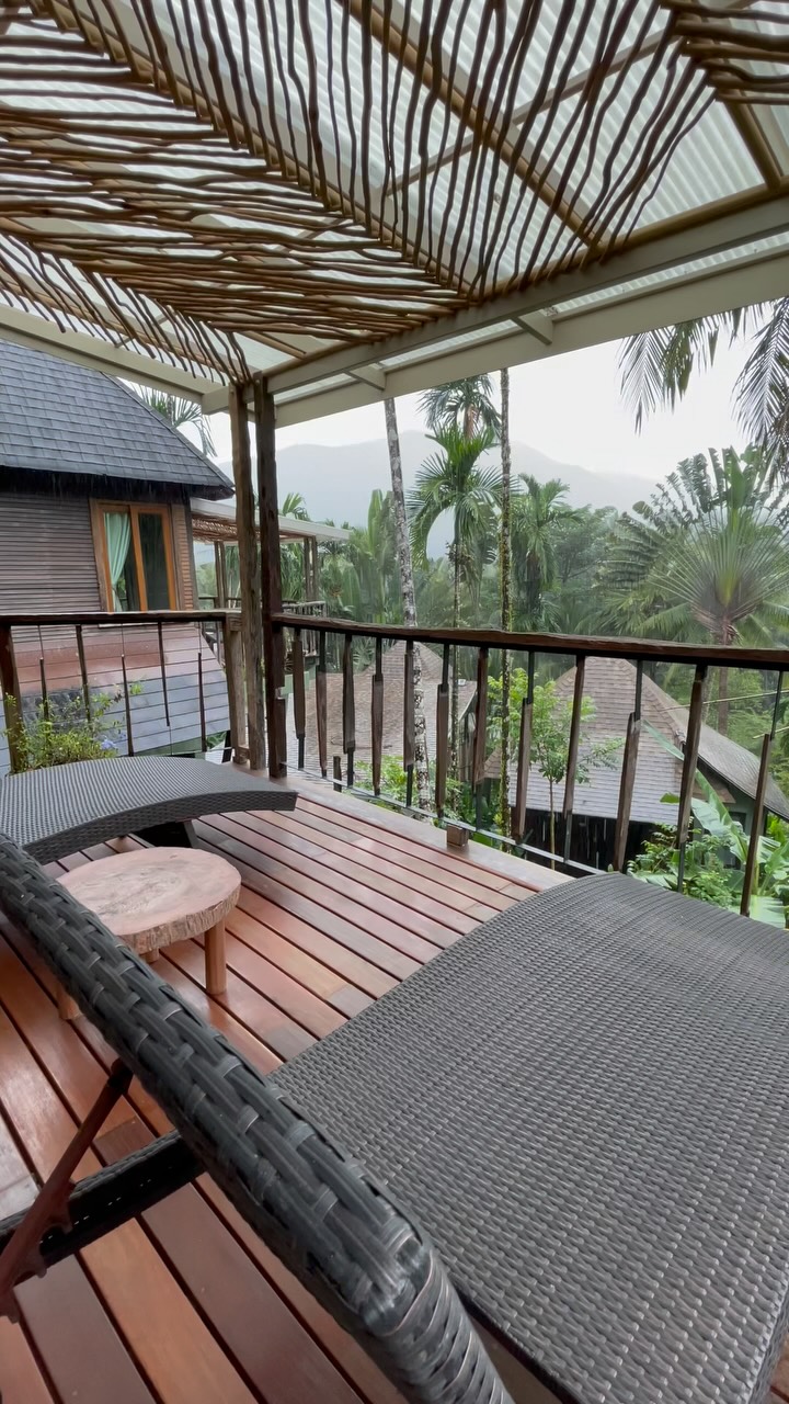 Life without signal,tucked in while the rain falls. ☔️🌺
#kohchang #wellnessresort #เกาะช้างเลี้ยวซ้าย