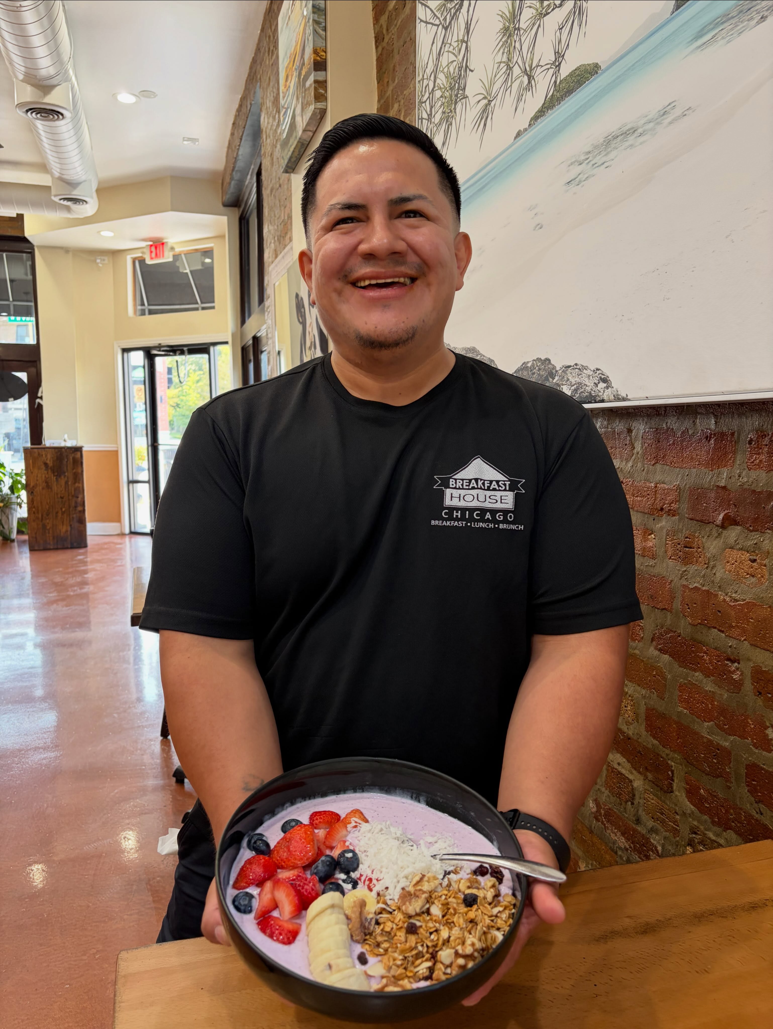 Big smiles and even bigger bowls. 🍓✨
#chicago #food #healtyfood #happy #breakfast