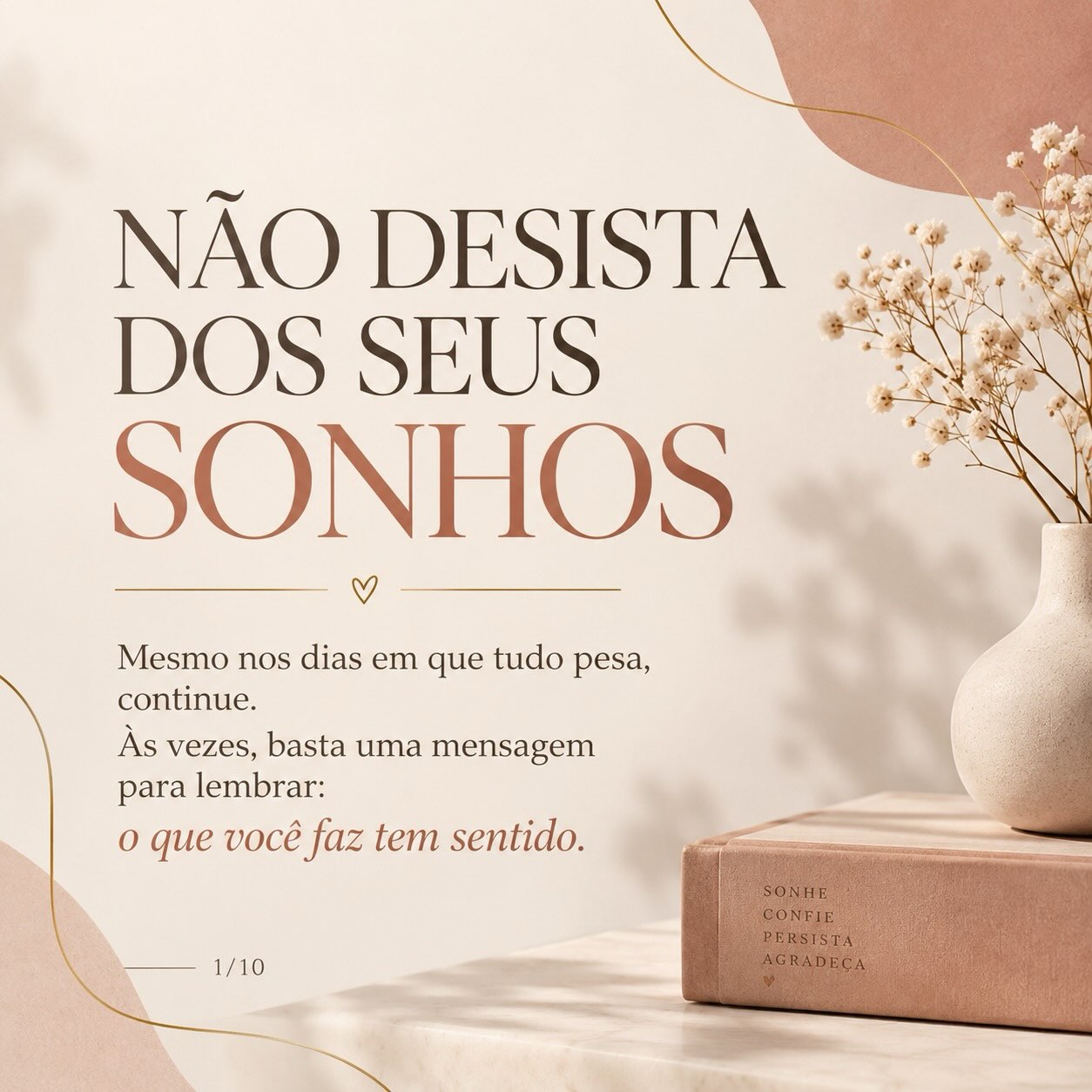Hoje acordei com uma mensagem linda da Ana Cristina, que conheci numa das rodas de conversa que ministrei no Cras de Ramos. Então dedico a você esse post de hoje! Gratidão pelo carinho ❤️
Há mistérios na vida que a gente nunca consegue explicar por inteiro.
Encontros, atrasos, recomeços, perdas, coincidências… tanta coisa parece obedecer a uma lógica invisível.
E talvez seja justamente aí que mora a beleza: nem tudo está sob o nosso controle, mas participamos profundamente daquilo que a nossa vida se torna.
Criamos a nossa realidade nas escolhas que fazemos, nas crenças que alimentamos, na coragem de continuar e na forma como decidimos olhar para aquilo que nos acontece.
E os sonhos também começam assim.
Primeiro, como uma ideia quase impossível.
Depois, como um desejo que insiste.
Até que um dia começam a pedir movimento.
O mais difícil talvez seja suportar o intervalo entre sonhar e realizar — aquele tempo em que ainda não existem provas de que algo está acontecendo.
Mas muita coisa nasce antes de ser visível.
A semente não deixa de estar viva porque ainda não rompeu a terra.
Talvez realizar um sonho seja também isso: tornar-se, aos poucos, a pessoa capaz de viver aquilo que um dia imaginou.
Então sonhe.
Acredite.
Caminhe.
E tenha fé, principalmente quando ainda não houver evidências.
Porque algumas das coisas mais bonitas da nossa vida começam muito antes de conseguirmos enxergá-las.
E, às vezes, enquanto você acha que está apenas seguindo em frente…
a vida já está transformando o seu sonho em caminho. ✨