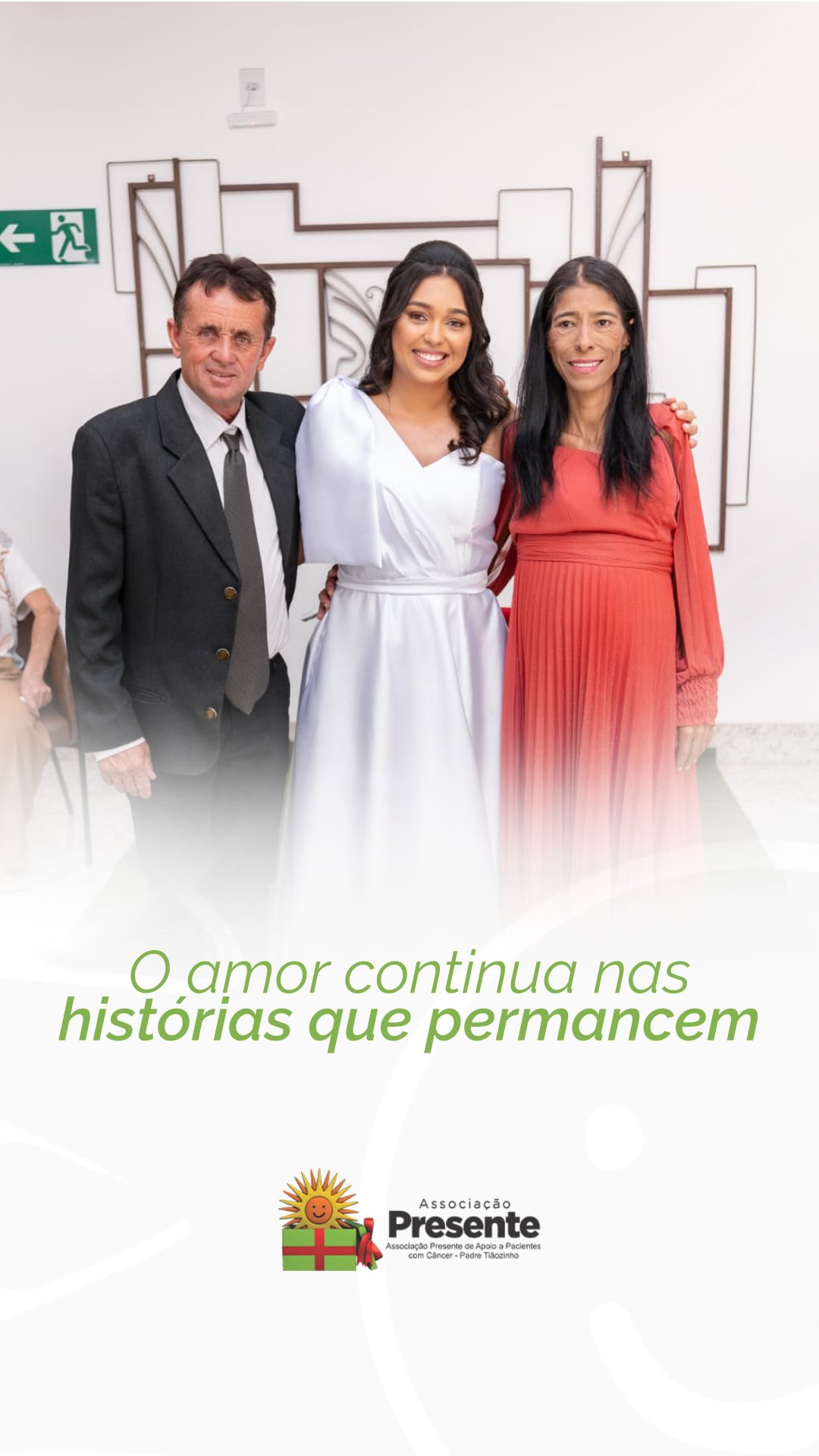 Para ela, o Hospice era um “pedacinho do céu”.💛
Um lugar onde a Marilene, mãe de Tainara, foi acolhida, cuidada e cercada de carinho.
Neste vídeo, a filha compartilha as lembranças de um período marcado pelo acolhimento e por momentos que permanecerão para sempre na memória da família.
O Hospice é um espaço onde histórias são vividas, sonhos podem ser realizados e o amor encontra novas formas de permanecer.
Cada pessoa que passa pelo Hospice Jesuína Rosa Silva deixa marcas e aprendizados.
Acompanhe aqui no nosso perfil, uma série de depoimentos de familiares que compartilham um pouco do que viveram ao lado de seus entes queridos e como foram acolhidos durante esse período tão delicado.
São relatos que mostram que cuidar é estar presente, oferecer conforto, respeitar cada momento e acolher toda a família com carinho e dignidade. 💛
.
#AssociacaoPresente #Presente #Hospice #Cuidado #Acolhimento