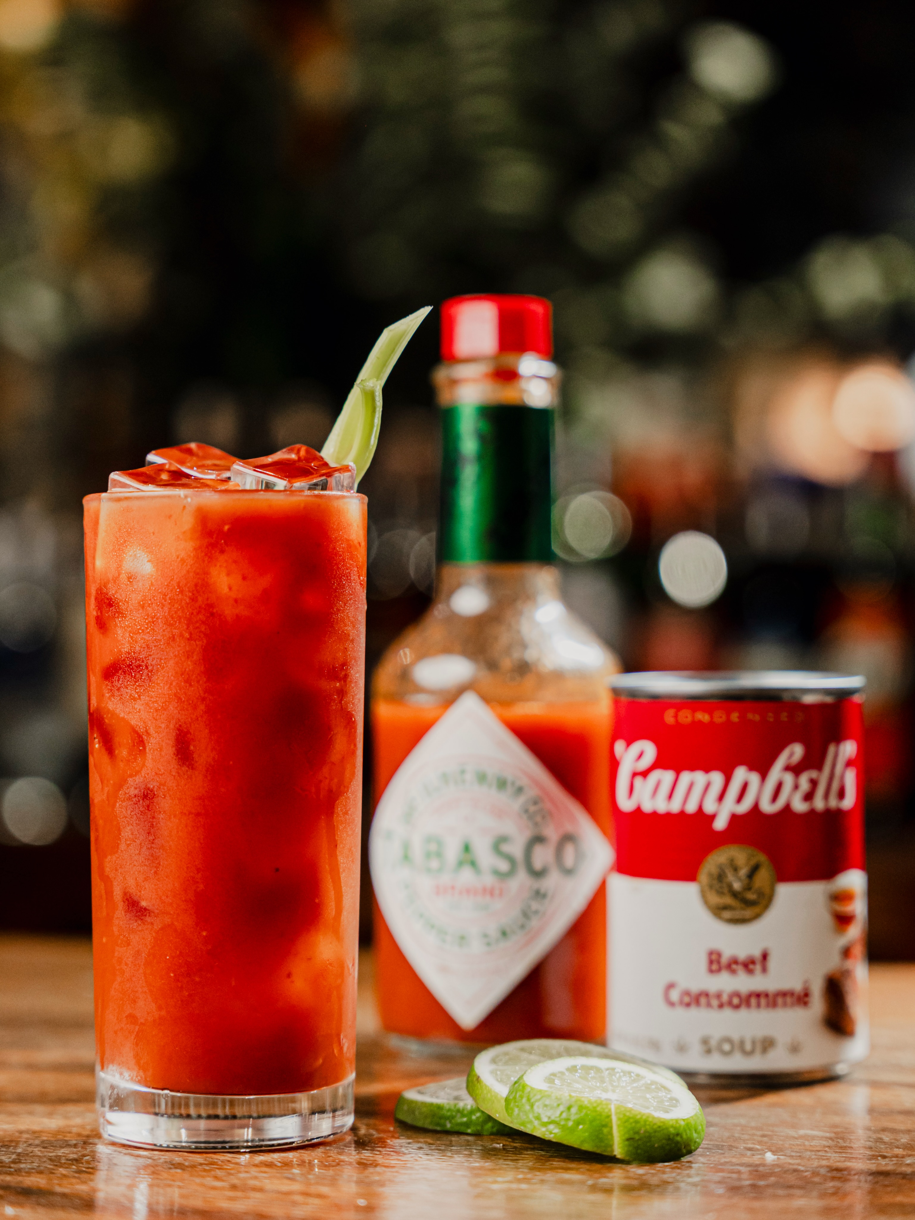 Hay cócteles que abren el apetito… y luego está el Bloody Mary. 🍅✨
Intenso, especiado y con ese carácter que lo hace perfecto para acompañar una buena mesa.
En Aranjuez, cada brindis tiene su momento.
¿Te atreves con el nuestro?
#aranjuezsteakhouse #madrid #restaurantesenmadrid