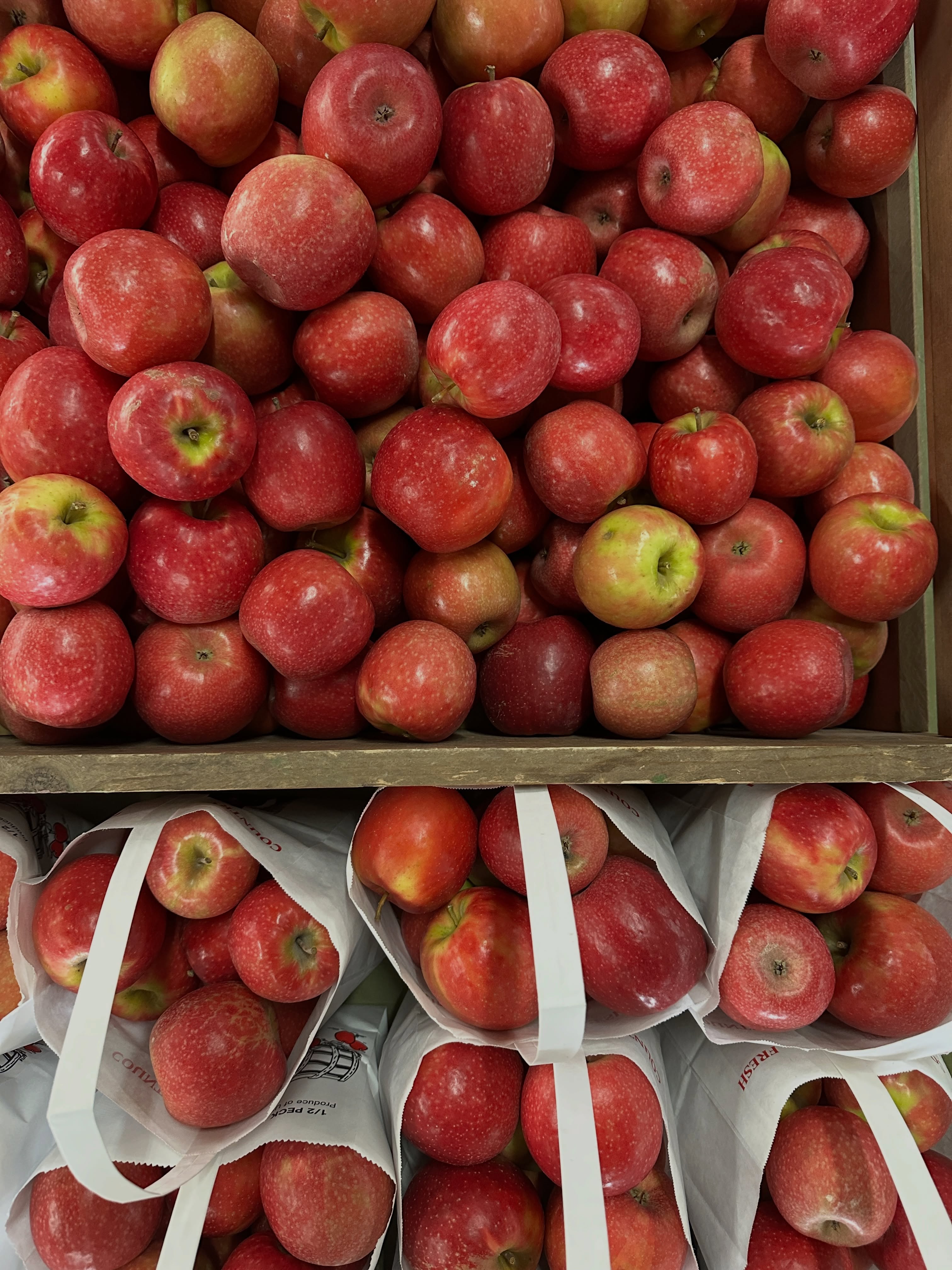 Another fun weekend at Sky Top is almost here! 🐝
We’ve got plenty of freshly picked apples, tasty treats, and fun for the whole family! Open 9-6.