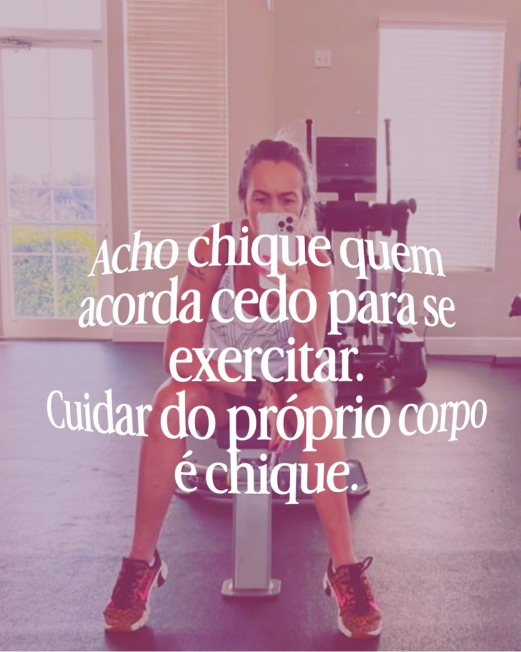 Entrei na trend “coisas que eu acho chique”… mas talvez a minha definição de chique seja um pouco diferente.
Com o tempo, fui entendendo que chique não é sobre o que você veste, o lugar que frequenta ou aquilo que pode comprar.
Chique é acordar e escolher cuidar de si.
É movimentar o corpo mesmo quando a preguiça aparece.
É escolher melhor o que coloca no prato, sem transformar alimentação em prisão.
É respeitar o sono e entender que descanso não é perda de tempo.
É ter rotina, disciplina e cumprir os compromissos que você fez com você mesma.
E, principalmente, acho MUITO chique cuidar da saúde antes que o corpo precise gritar para ser ouvido.
Fazer exames, conhecer o próprio corpo, prestar atenção aos sinais, cuidar da mente, das emoções, da alimentação e daquilo que alimentamos por dentro.
Talvez o verdadeiro luxo da vida seja esse: ter saúde para viver tudo aquilo que o dinheiro não consegue comprar.
E para você?
O que é CHIQUE de verdade? Me conta nos comentários.
Autocuidado #SaúdeIntegral #Autoconhecimento #Prevenção QualidadeDeVida.🧘♀️