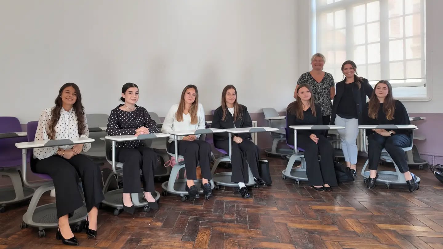 NOUVELLE ANNÉE, NOUVEAUX VISAGES… ET CERTAINS DÉJÀ BIEN CONNUS 💜
Toutes nos classes ont désormais fait leur rentrée au Campus IBCBS by Régine Ferrère à Chartres !
Une rentrée toute particulière pour celles qui découvrent le Campus pour la première fois : nos Secondes, nos BP 1, BTS 1 et Prépa BTS.
✦ Nouveaux espaces, nouvelles rencontres, nouveaux repères… et surtout une année pour apprendre, pratiquer, évoluer et construire leur projet professionnel.
Et puis, il y a celles qui connaissent déjà bien le Campus : nos étudiantes qui poursuivent leur parcours à l’IBCBS, retrouvent leurs enseignants, leurs binômes et leurs habitudes… MAIS avec de nouveaux objectifs à atteindre cette année. 🎓
Bienvenue aux nouvelles entrantes, bon retour à celles qui poursuivent leurs études, et très belle rentrée 2026/27 à toutes !
#IBCBS #RégineFerrère #Rentrée2026 #Chartres #Beauté