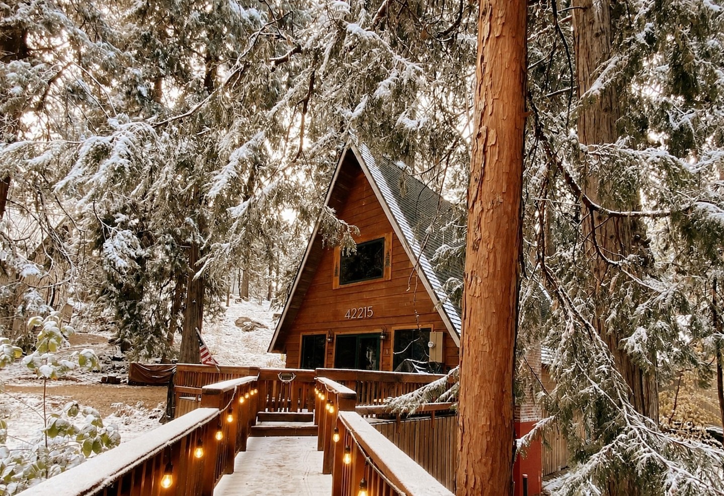 The sweetest entrance is ready and waiting at HB Hideaway this holiday season. 🎄✨
Make HB Hideaway part of your holiday traditions this year.
Book your stay at www.thecabinhost.com
#HBHideaway #ShaverLake #HolidayCabin #ChristmasInTheMountains #WinterGetaway #TheCabinHost
