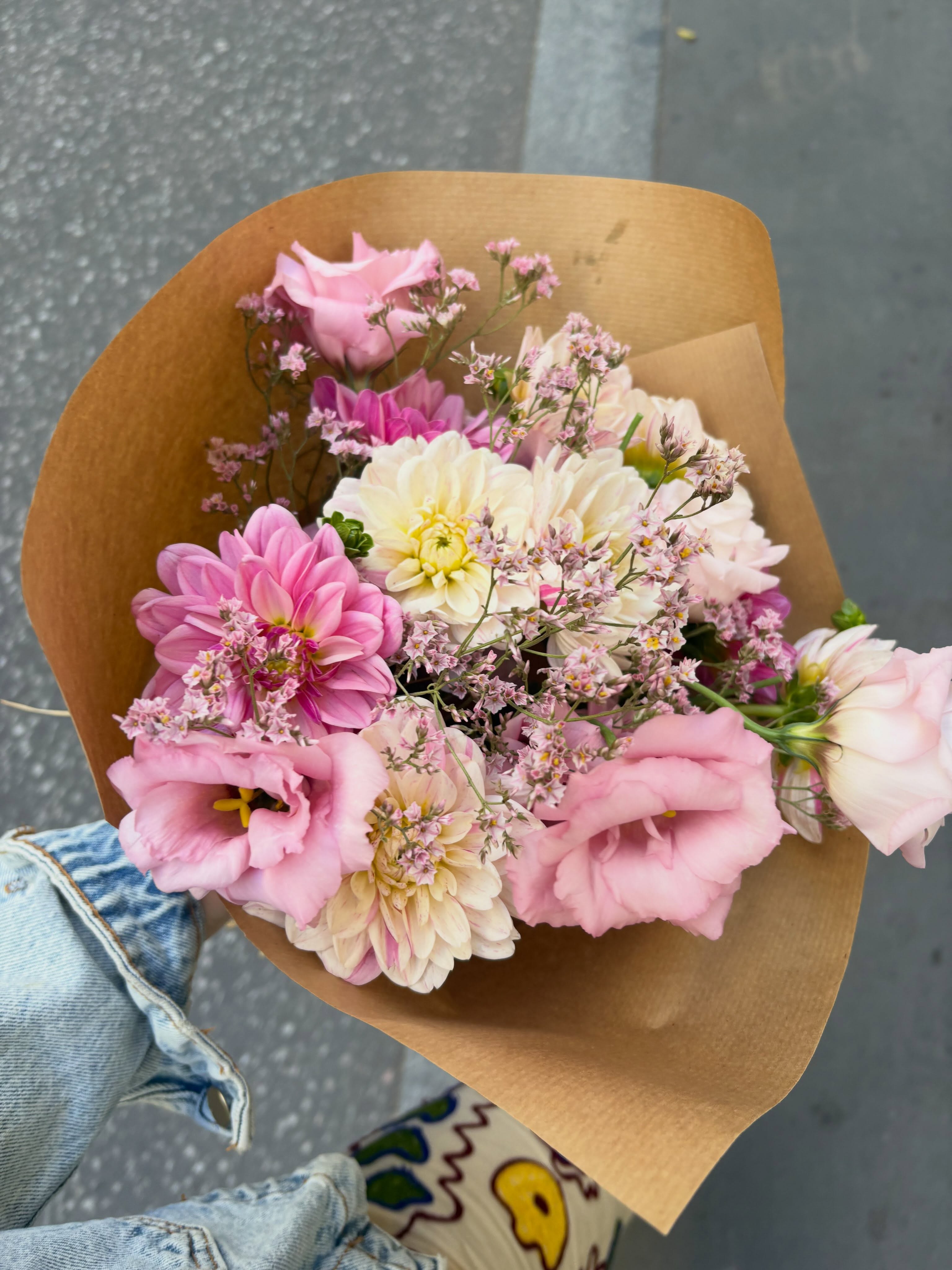 Bon dimanche fleuri ! 🌸🌸🌸
Des fleurs partout, tout le temps - depuis 2022•
#bouquetdefleurs #bouquet #fleursdesaison #fleuristelyon