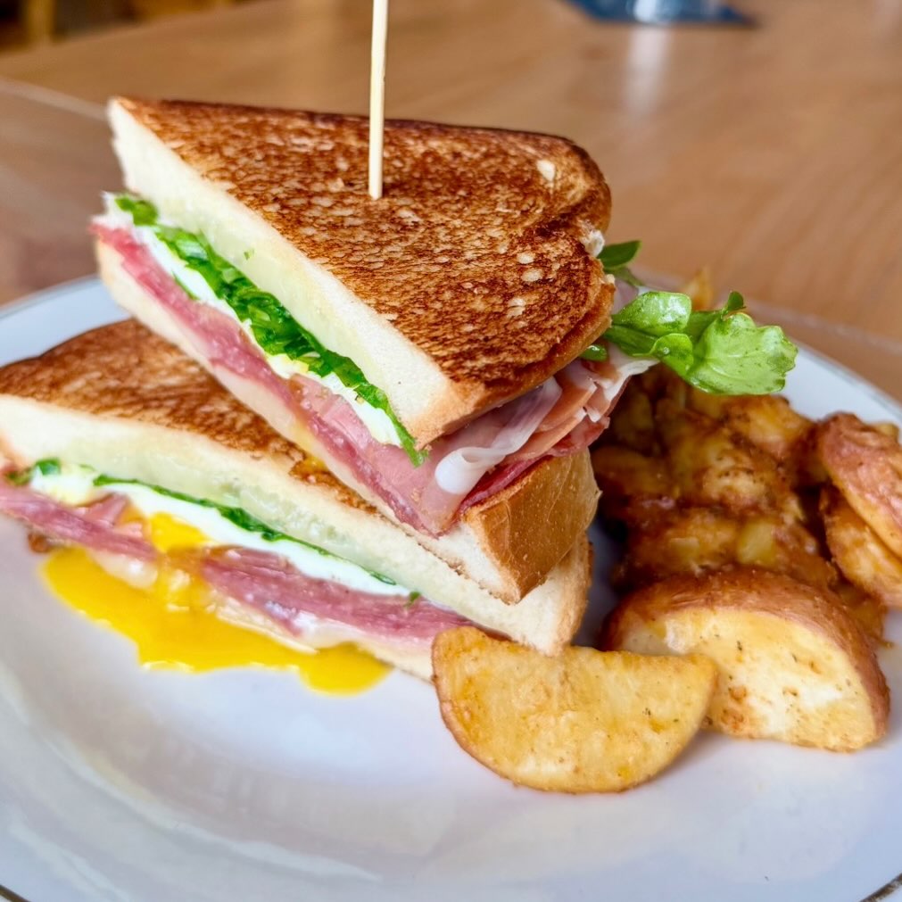 Brunch Feature:
Cold cut Grilled cheese
Soppressata Salami & prosciutto with Iberico cheese, fried egg & arugula tossed in truffle oil on a buttery Texas toast
