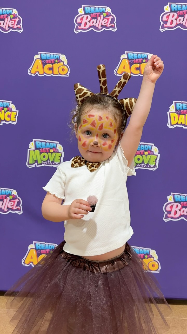 Interviewing the cutest animals from jungle party week!! 🦁 🐘 🍃 we had so much fun in the jungle this week with @readysetdanceofficial and @emmamemmamemma 🌈 💓