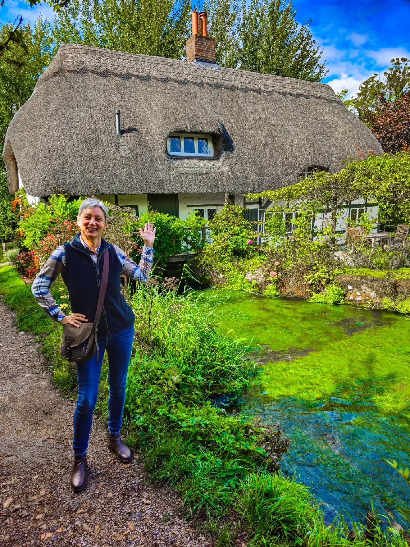 Sai dove si trova una delle cittadine più eleganti del sud dell'Inghilterra? Come ho detto spesso, la campagna inglese non è fatta solo di piccoli villaggi incantati, ma anche di tante cittadine storiche che offrono una straordinaria qualità della vita insieme alle comodità tipiche di un tessuto urbano. Alresford è una di queste: è uno dei posti più interessanti, e al tempo stesso meno conosciuti, della zona in cui vivo, e per questo ve ne voglio parlare.
Situato alle porte della storica città di Winchester e a soli 15 minuti da Chawton, Alresford è uno dei miei posti preferiti: appena posso, vado a farci un giro!
Alresford è un'elegante cittadina georgiana di circa cinquemila abitanti con bellissime case colorate, fiori dappertutto, negozi indipendenti, pub e caffè di qualità. È circondata dalla splendida campagna del Parco Nazionale dei South Downs ed è un posto meraviglioso da visitare, un luogo in cui storia, bellezza e natura si fondono in un equilibrio perfetto.
Ad Alresford si trova anche uno dei cottage più fotografati di tutta l'Inghilterra del sud, il Fulling Mill, un vecchio mulino (oggi jna casa privata) che risale al 1200 e si trova letteralmente sopra al letto dell'Alre, il fiume che da il nome alla cittadina. Il Fulling Mill è un gioiello ed è a soli cinque minuti dal centro di Alresford, lungo un piacevole cammino circolare che segue la sponda del fiume.
Se poi si vuol fare un'esperienza speciale, si può addirittura arrivare a Alresford da Alton con un treno a vapore. La celebre Watercress Line, così chiamata perchè un tempo trasportava ai mercati di Londra il crescione coltivato in zona, è una 'heritage railway', cioè una linea non più utilizzata per il trasporto pubblico preservata a fini turistici e divulgativi da associazioni di tanti volontari, compresi diversi ingegneri e ex-dipendenti delle ferrovie.
Insomma, Alresford è un posto in cui si può passare una bella giornata immersi nel meglio che la campagna inglese ha da offrire a soli due passi da Winchester e dai villaggi incantati dei South Downs.
Vi piacerebbe salire su quel trenino e visitare Alresford nella vostra prossima vacanza in Inghilterra?
#passionecampagnainglese