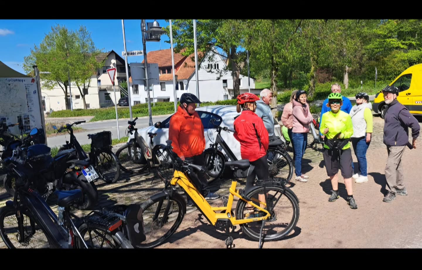 Der Heimat und Verkehrsverein Bösingfeld bietet am Sonntag den 11.Oktober die letzte geführte Radtour für dieses Jahr an. Treffpunkt wie immer an der Wanderlinde am Kreisel/Mittelstr.um 13Uhr. Es geht über den alten Grenzweg nach Reine,Aerzen,Sonneborn nach Alverdissen, wieder in Richtung Bösingfeld. Ca 35Km.