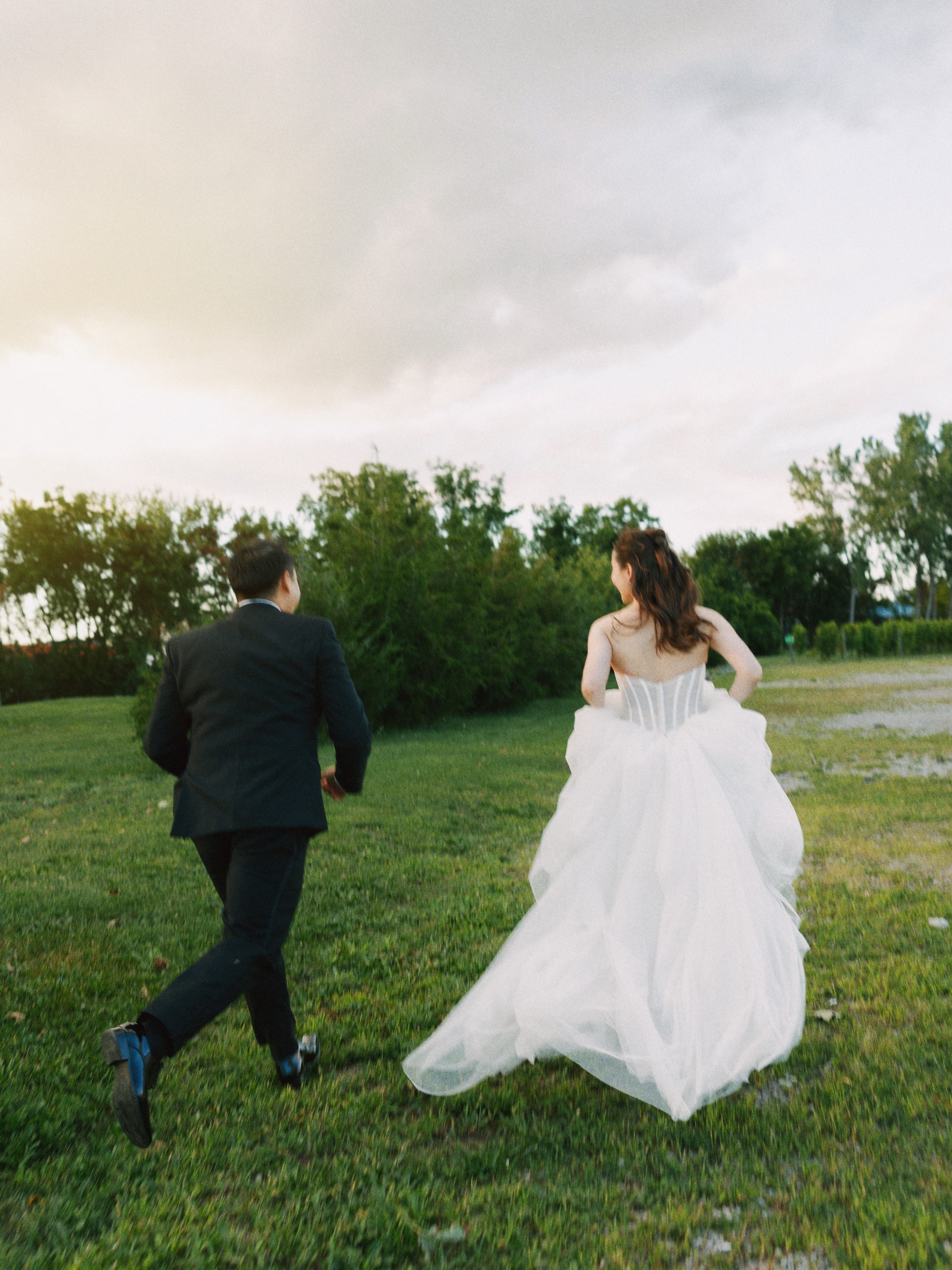 Runaway into the sunset 🤍
*faceless posting requested*
📍 Lakeside Park — Kingsville, Ontario
🥂 Kings Landing Events at Pelee Island Winery
📸 Blink Photography Windsor
#WindsorWeddingPhotographer #KingsvilleWeddingPhotographer #EssexCountyWeddings #DetroitWeddingPhotographer #PeleeIslandWineryWedding