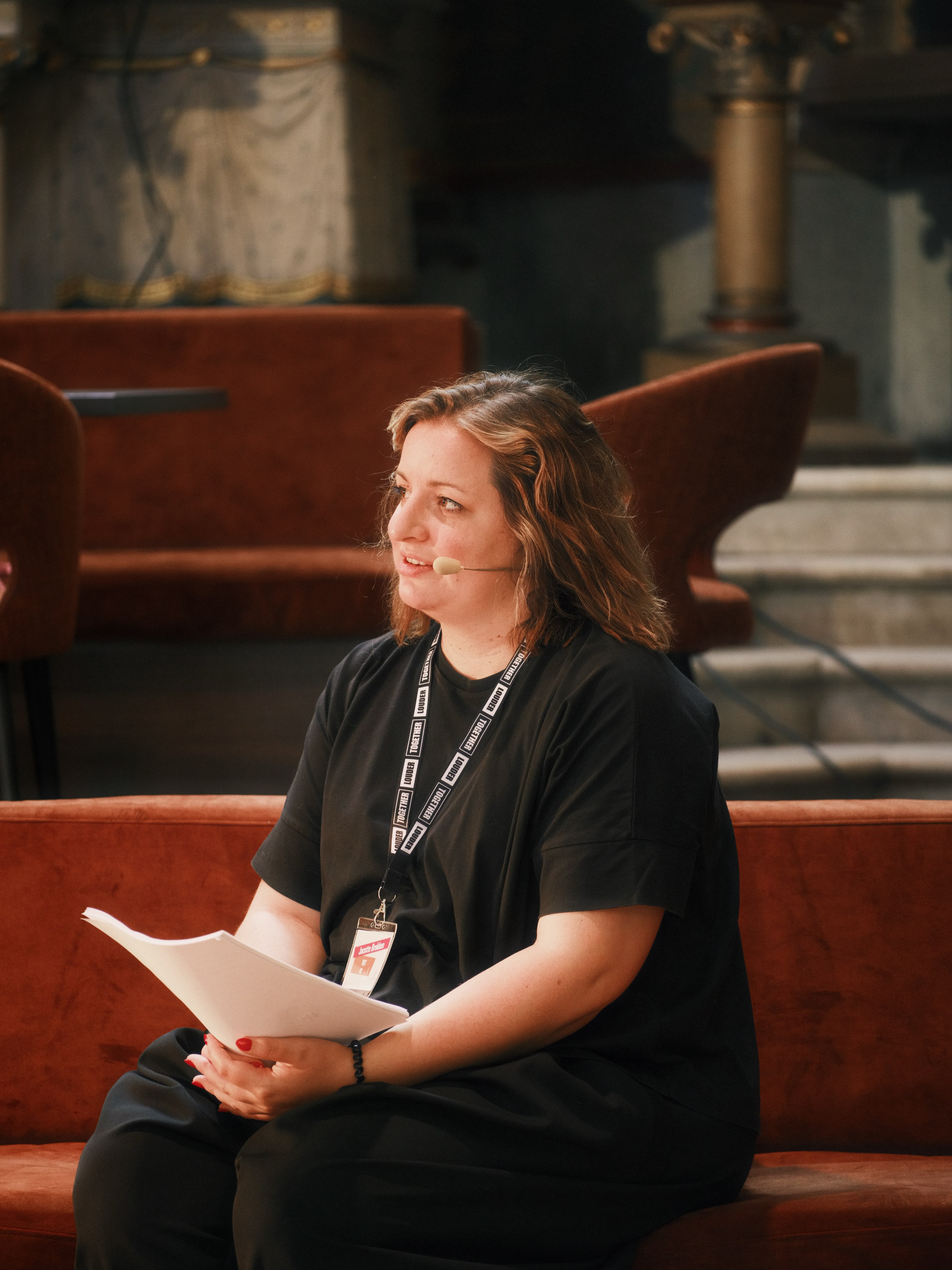 LOUDER TOGETHER 🎭
Eind augustus stond ik voor het eerst sinds lang nog eens op de planken, tijdens het theaterfestival Louder Together.
Het stuk: Kruin van Anna Carlier
De cast: Ella Michiels, ikzelf en… het publiek!
Merci voor de uitnodiging, VRT Voorleesclub 🫶
📸 Milo Weiler