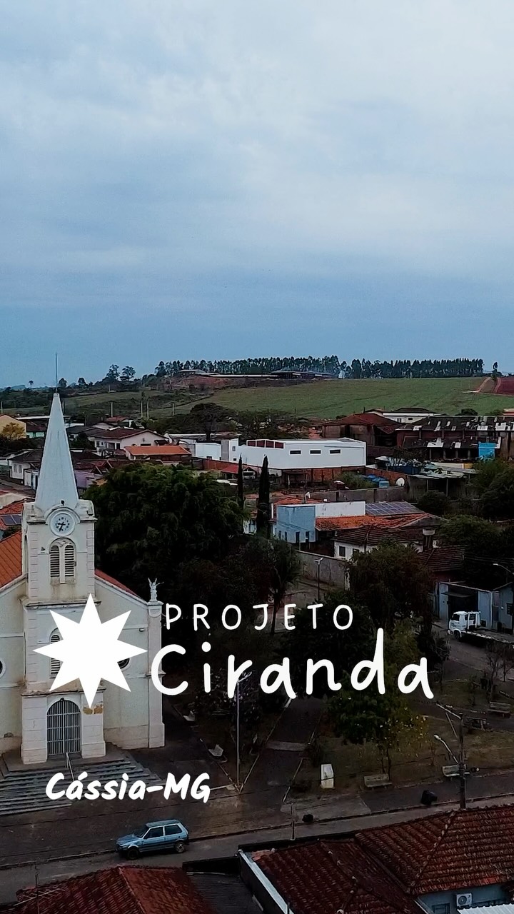 🌿 O Projeto Ciranda chegou a Cássia!
Cássia foi um dos municípios selecionados na Chamada Pública do Eixo de Transformação Territorial do Projeto Ciranda e recebeu nossa equipe para mais uma etapa de construção dos projetos que irão qualificar espaços voltados à primeira infância.
Durante a visita, percorremos o território, realizamos avaliações e levantamentos técnicos, conversamos com representantes do município e promovemos momentos de escuta das crianças, buscando compreender como elas percebem, utilizam e imaginam aquele espaço.
Transformar um território começa por conhecê-lo de perto, reconhecer suas particularidades e construir propostas conectadas à realidade de quem vive ali todos os dias.
🎥 Veja alguns momentos da nossa visita a Cássia.
O Projeto Ciranda é uma iniciativa do Museu dos Brinquedos, contemplada por meio da Plataforma Semente, e integra as ações do MaPI – Minas pela Primeira Infância, projeto institucional do Ministério Público de Minas Gerais (MPMG), desenvolvido em articulação com a REPI-MG.
#ProjetoCiranda #MuseuDosBrinquedos #MuBrinc #Cássia #PrimeiraInfância