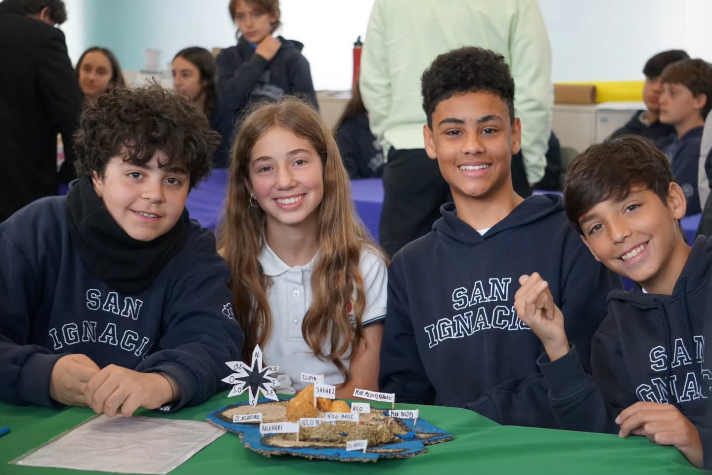 MUESTRA DEL ÁREA SOCIAL - 7º EBI 💬🏺🐫
Los/as estudiantes presentaron sus productos finales del proyecto “Este río se las trae” a través de una muestra interactiva para sus familias.
Luego de semanas de investigación y trabajo, cada grupo elaboró una pieza para la muestra, acompañada de un texto que permitió a los visitantes comprender su importancia dentro de la civilización egipcia.
¡Felicitaciones!
#2026enelsanignacio