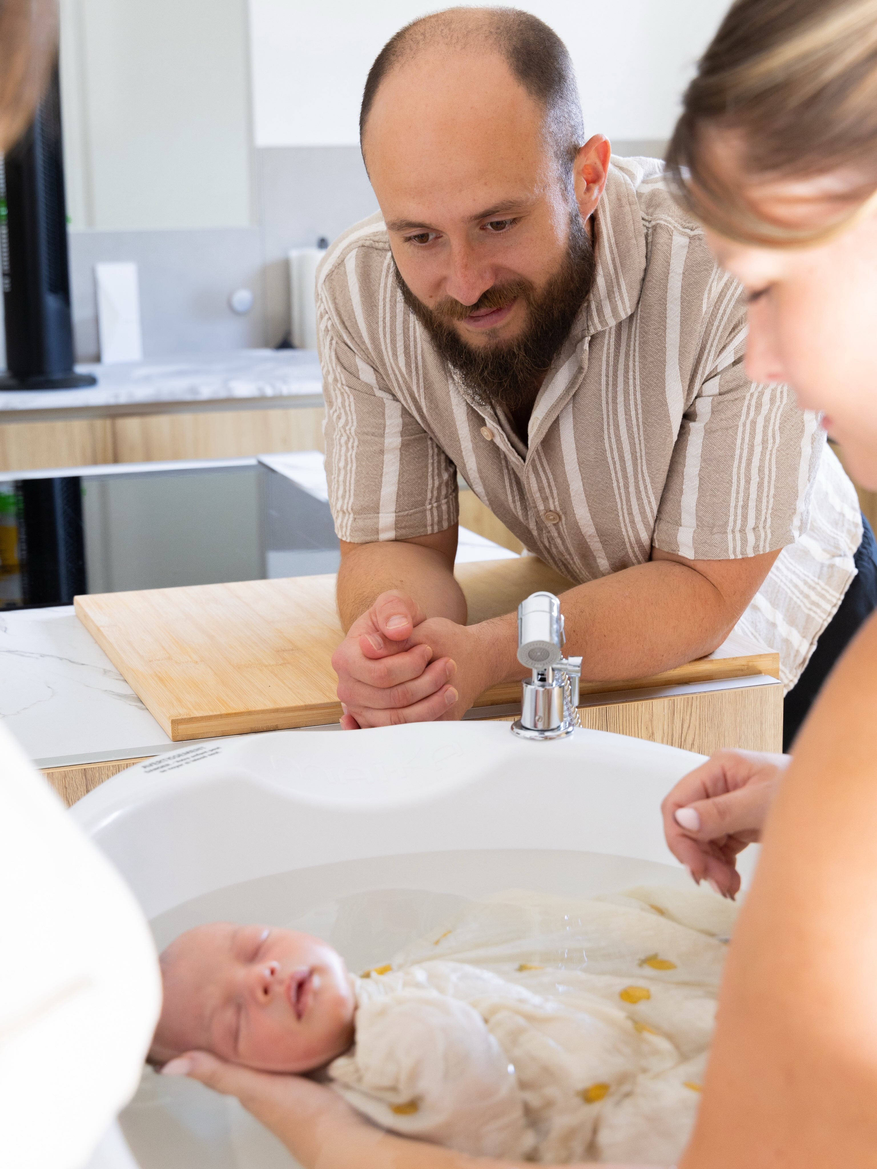 Le regard d’un papa…
Mathilde Gauthier, infirmière
Accompagnement périnatal
📍Haute-Savoie
www.monpremierbattement.com
📷 @oxiane.photographie
————————————————————————————
#therapeutiquebainbebe #baindesonia #maternite #thalassobainbebe #hautesavoie