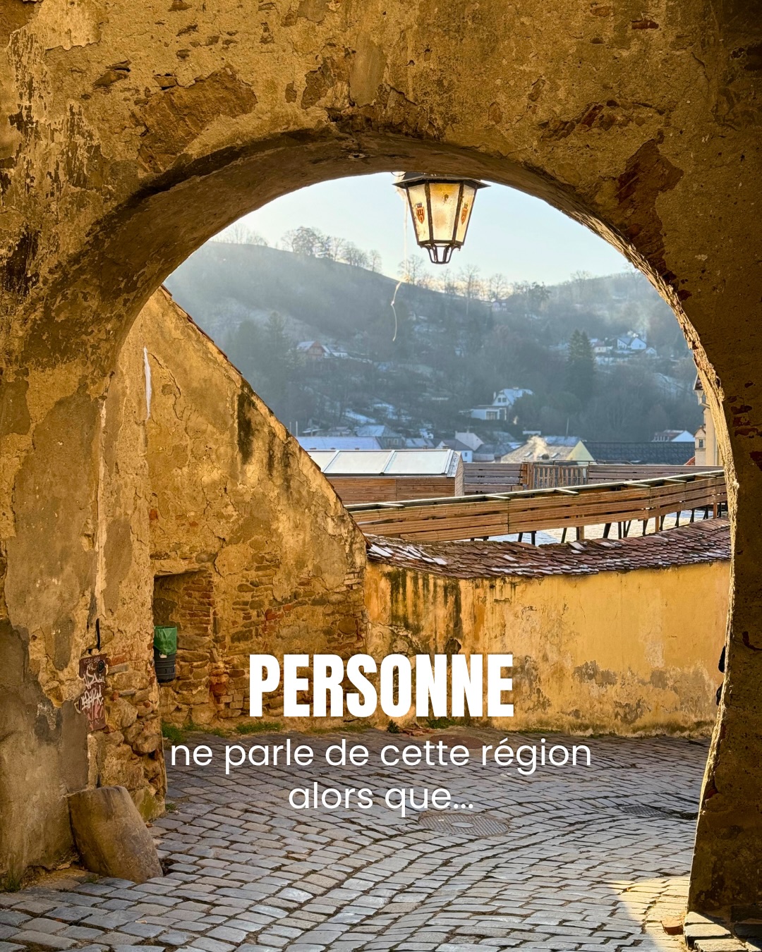 🎃 Commente “FRISSON” si tu veux recevoir notre itinéraire complet, nos meilleures adresses et notre sélection d’hôtels pour découvrir cette région à ton tour !
Et si on te disait que c’est l’une des meilleures destinations d’Europe pour célébrer Halloween ? 🎃
Ici règnent légendes, châteaux mystérieux, villages médiévaux, forêts brumeuses, légendes terrifiantes et paysages dignes d’un film…
Que tu sois fan d’Halloween, de légendes, de châteaux ou simplement à la recherche d’un voyage complètement différent, et à très petits prix, cette région mérite clairement une place sur ta liste !
💾 Enregistre ce post pour ton futur voyage
📤 Envoie-le à la personne qui partirait avec toi
📲 Et surtout pense à t’abonner à @pretadecoller on te partage nos bons plans voyages, partout dans le monde, tous les jours !
#transylvanie #roumanie #dracula #halloween #bran brasov voyageeneurope voyagepascher ideevoyage pretadecoller