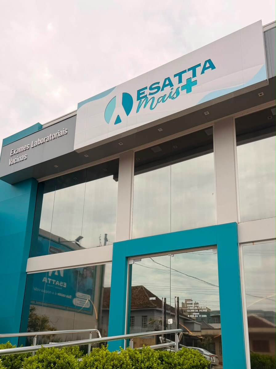 Por trás de cada resultado de exame existe uma estrutura pensada para garantir precisão, agilidade e segurança e é justamente isso que muita gente não vê quando entrega uma amostra no balcão.
Hoje resolvemos abrir um pouco as portas do Esatta para mostrar como funciona o nosso dia a dia: dos equipamentos usados na análise até o cuidado da equipe em cada etapa do processo.
Manter unidades ativas em Cruz Alta e Boa Vista do Incra, além de atender outras localidades da região, exige um padrão de organização que vai muito além do atendimento na recepção envolve logística, controle de qualidade e uma equipe treinada para lidar com cada amostra com o mesmo rigor.
Em Fortaleza dos Valos, por exemplo, o atendimento é feito totalmente por coleta domiciliar, sem unidade física e isso não muda a exigência de padronização e cuidado técnico em cada etapa.
Sua saúde é a nossa vida.
#estruturadeconfiança #laboratórioesatta