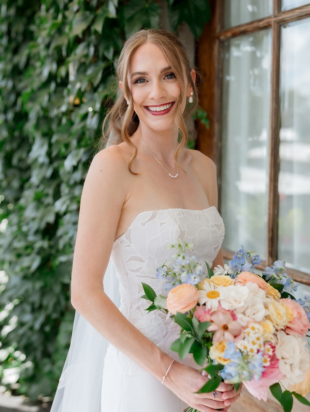 Wedding day, done beautifully. 🤍
Book your wedding day hair and makeup with Pin Me Up Chicago!
Hair & Makeup: @pinmeupchicago
Venue: @firehousechicago
Photography: @audreysimperphoto
Content Creation: @thecandidbee
DJ: @modernlovedjs
Catering: @smokedaddybbq
Florist: @theflowergirlcompany
Dress: @jennyyoonyc
Tux: @theblacktux
Rings: @oliveavejewelry @jrfoxjewelers @stanleybrownjewelist
Cake: @piepiemydarling
Stationary: @zola
Transportation: @the312limo