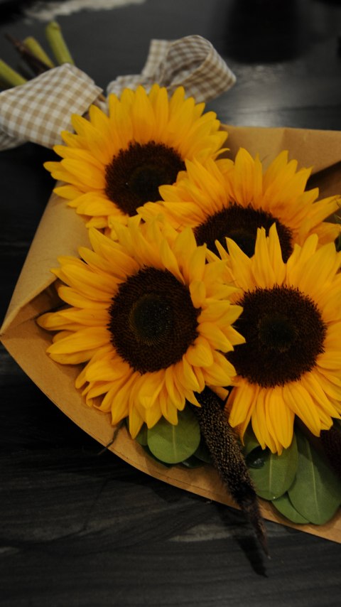 A wrapped bouquet is an affordable and elegant way to make someone's day! I love using bouquets as hostess, house warming, and birthday gifts. You can use as many flowers as you'd like, but I usually stick to one greenery, one focal flower, and one accent. For this wrapped bouquet, I used sunflowers, greenery, and cattails. I use brown paper wrapping paper and a coordinating ribbon. I've liked my supplies in my LTK (link in bio), but you can also get your supplies from any craft store!
#wrappedbouquet #hostessgift #bouquettutorial