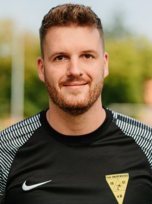 Eine harte Nachricht für den TuS Falkenberg und unsere 1. Herren.
Von einem Tag auf den anderen hat sich unser Top Stürmer Daniel Emken dazu entschieden, mit sofortiger Wirkung mit dem Fußballspielen aufzuhören.
Sein Knie macht durch eine erneute Verletzung und den allgemeinen Verschleiß aus vielen Jahren Fußball einfach nicht mehr so mit, wie er es sich wünscht.
In 42 Spielen hat Daniel 48 Tore für unsere 1. Herren geschossen. Eine richtig starke Bilanz!
Daniel war aber nicht nur auf dem Platz enorm wichtig für uns. Auch neben dem Platz war er für seine Mitspieler und Trainer ein wichtiger Teil der Mannschaft und bei unseren Fans sehr beliebt.
Vielen Dank für alles, Daniel! Du wirst immer einer von uns sein. 💛🖤