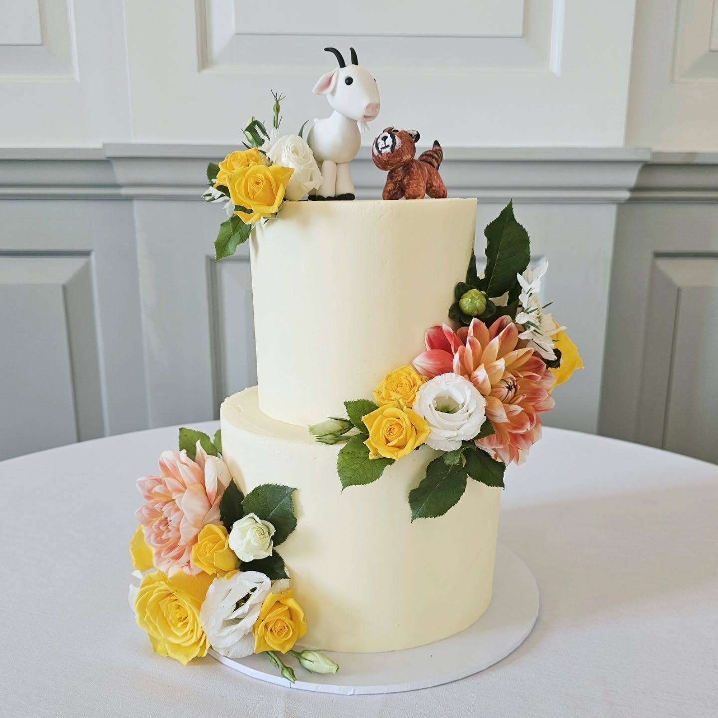 Katarzyna ๐ค Michael
Lovely to be back again at the @thepennestate to deliver this beautiful buttercream cake, topped with hand modelled, (and very fun!) goat and red panda, and dressed with the most gorgeous blooms from our lovely friends at @floralcouturebyjay ๐
Our very best wedding wishes to the happy couple! ๐
.
#pennestatewedding
#dorsetcakemaker
#dorsetcakedesigner
#dorsetcakestudio
#blossomdreamcakes