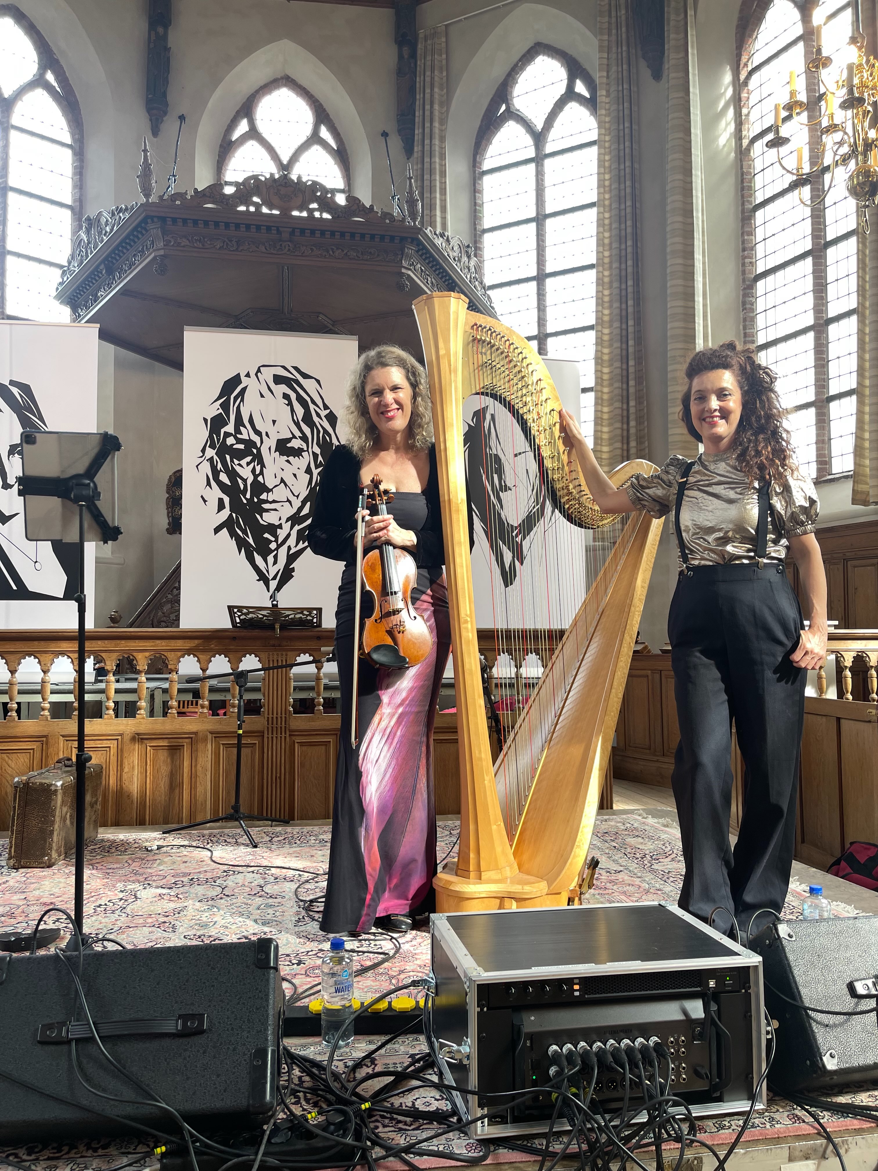Wow wow wow spelen tussen fresco’s uit de 14e eeuw en portretkunst van de aanwezige kunstenaar Wim Bakker.. in de prachtige akoestiek van de Mariakerk in Nisse.. met live voordracht door Fons de Poel.. én de vertoning van zijn documentaire De Magie van Lumen.
Wat een middag! Dank organisatie van Van Nisse naar Nergens🙏🏻✨
@evatebbe
@anastasiakozlovaviolin
#vannissenaarnergens #mariakerknisse
#demagievanlumen