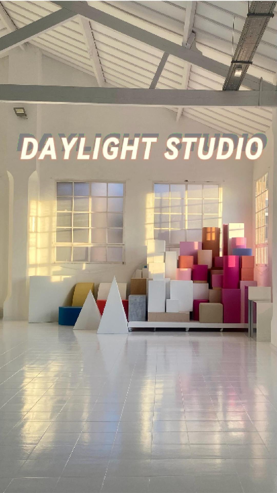 ☀️DAYLIGHT STUDIO☀️
Bright, spacious and filled with natural light.
Features a large, customisable cyclorama, making it the perfect blank canvas for all kinds of creative projects!
🎥 @eggmotion
#photographystudio #studiohire #studiomallorca #locationstudio #alquilerestudiofotografico