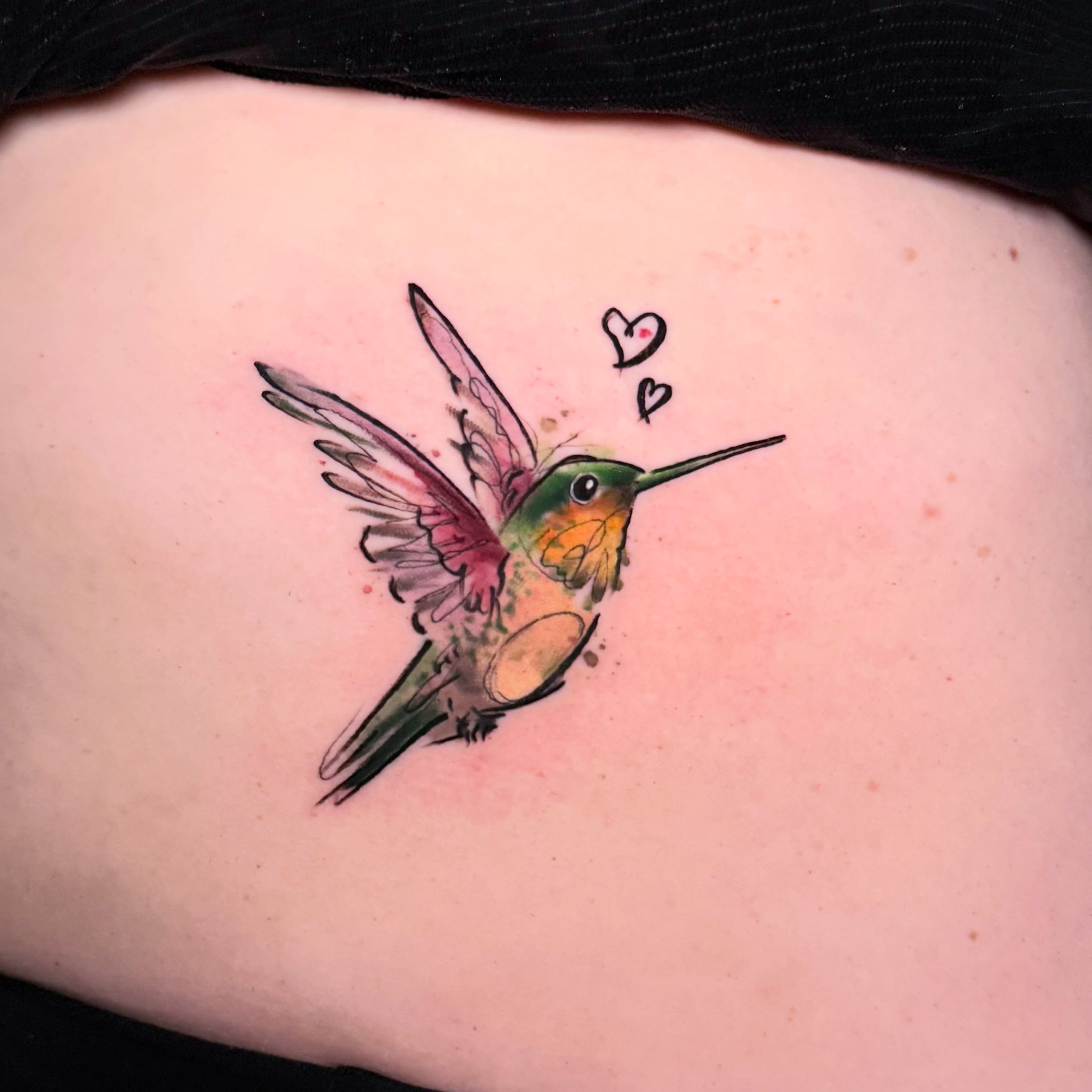 Fun little hummingbird from this week!! Booking Octobre • DM FOR INFO!! @worldfamousink @aurextattooco @hustlebutterdeluxe @inklabtattoomachine #edmontontattooartist #hummingbird #watercolortattoo #yegtattoo @hmngbrd.coffee
