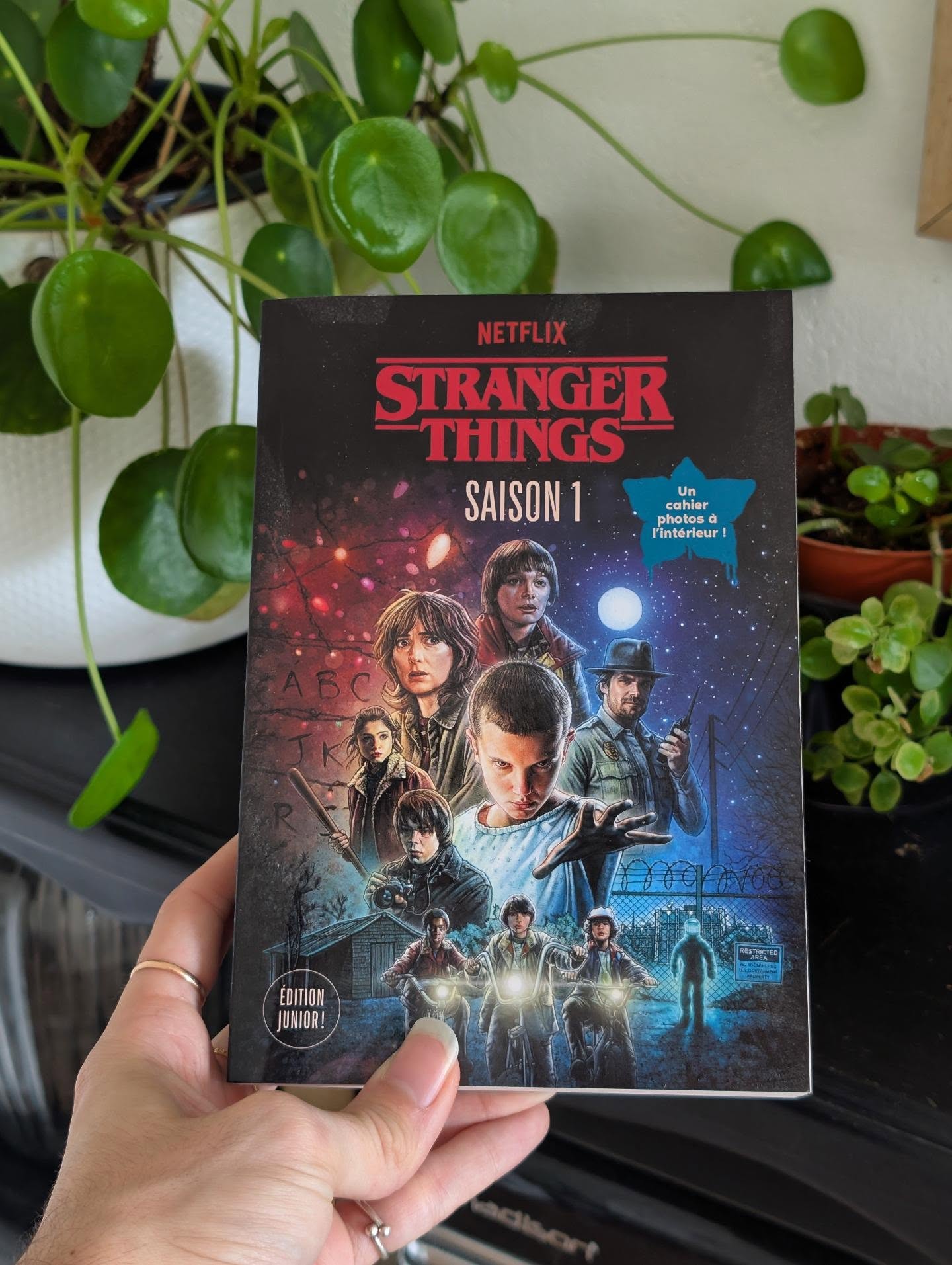 ✨ Stranger Things – Tome 1 - Matthew J. Gilbert ✨
Retour à Hawkins avec une adaptation jeunesse de la toute première saison de Stranger Things !
Tout commence avec la disparition de Will Byers, un soir comme les autres. Alors que les adultes cherchent à comprendre ce qui a pu lui arriver, ses trois meilleurs amis, Mike, Lucas et Dustin décident de mener leur propre enquête. Et forcément, ils vont rapidement découvrir que quelque chose de beaucoup plus étrange se cache derrière cette disparition…
J'ai bien aimé retrouver les grandes lignes de la série à travers cette version adaptée aux plus jeunes. On retrouve les personnages que l'on connaît, l'ambiance mystérieuse de Hawkins et surtout cette histoire autour des expériences secrètes et des phénomènes surnaturels.
Et puis il y a Onze, qui débarque dans la vie des garçons avec ses pouvoirs assez impressionnants. Son arrivée va évidemment changer beaucoup de choses et apporter une nouvelle dimension à leur recherche de Will.
Le format est plutôt sympa pour découvrir l'univers de Stranger Things, avec une lecture accessible et huit pages d'images tirées de la série qui permettent de retrouver facilement l'ambiance de l'histoire.
En bref, une adaptation jeunesse qui reprend l'essentiel de la première saison et qui permet de découvrir ou redécouvrir Stranger Things sous un format beaucoup plus accessible. Une bonne porte d'entrée dans l'univers de Hawkins !
#Bookstagram #StrangerThings #MatthewJGilbert #Netflix #LectureJeunesse
